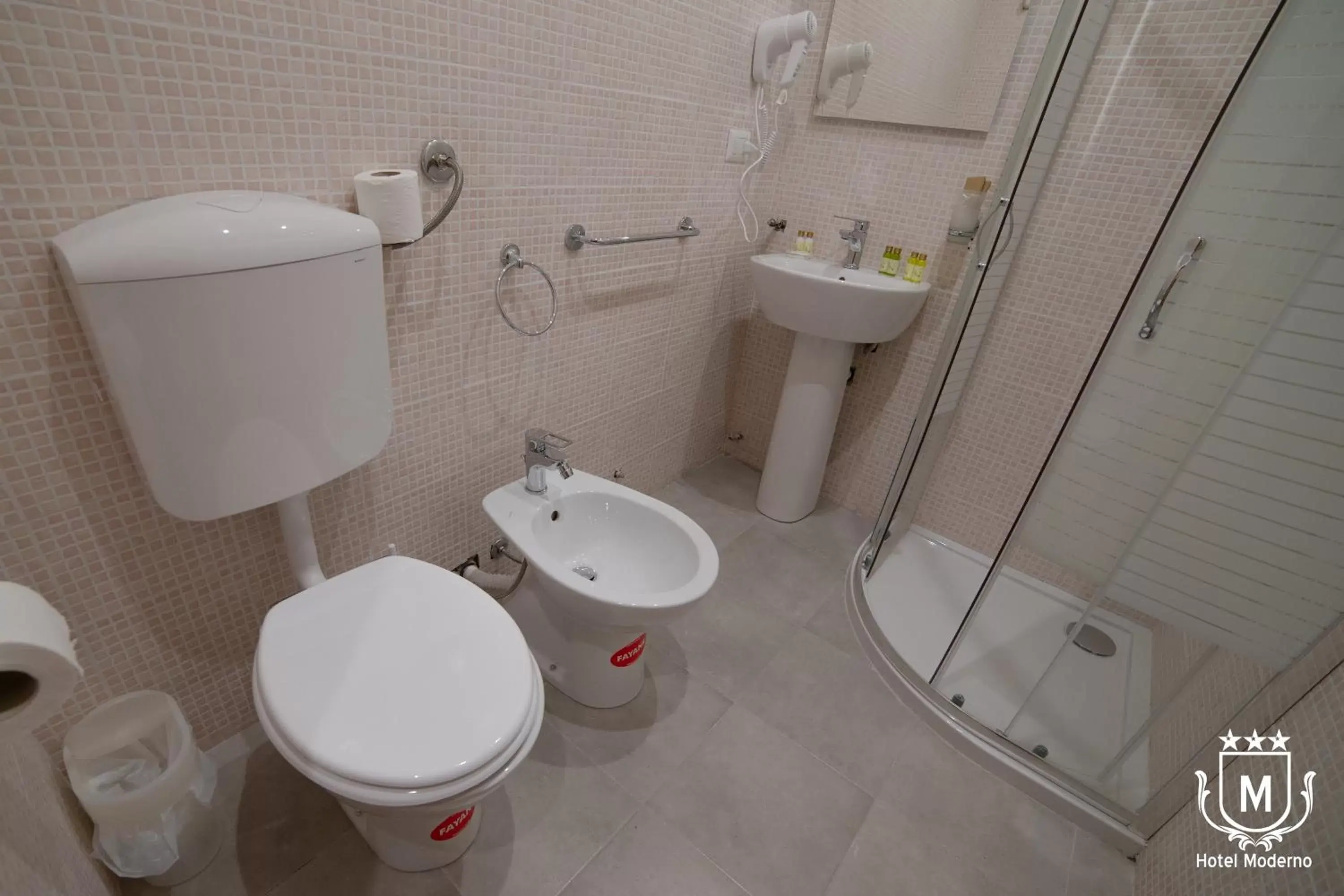 Toilet, Bathroom in Hotel Moderno