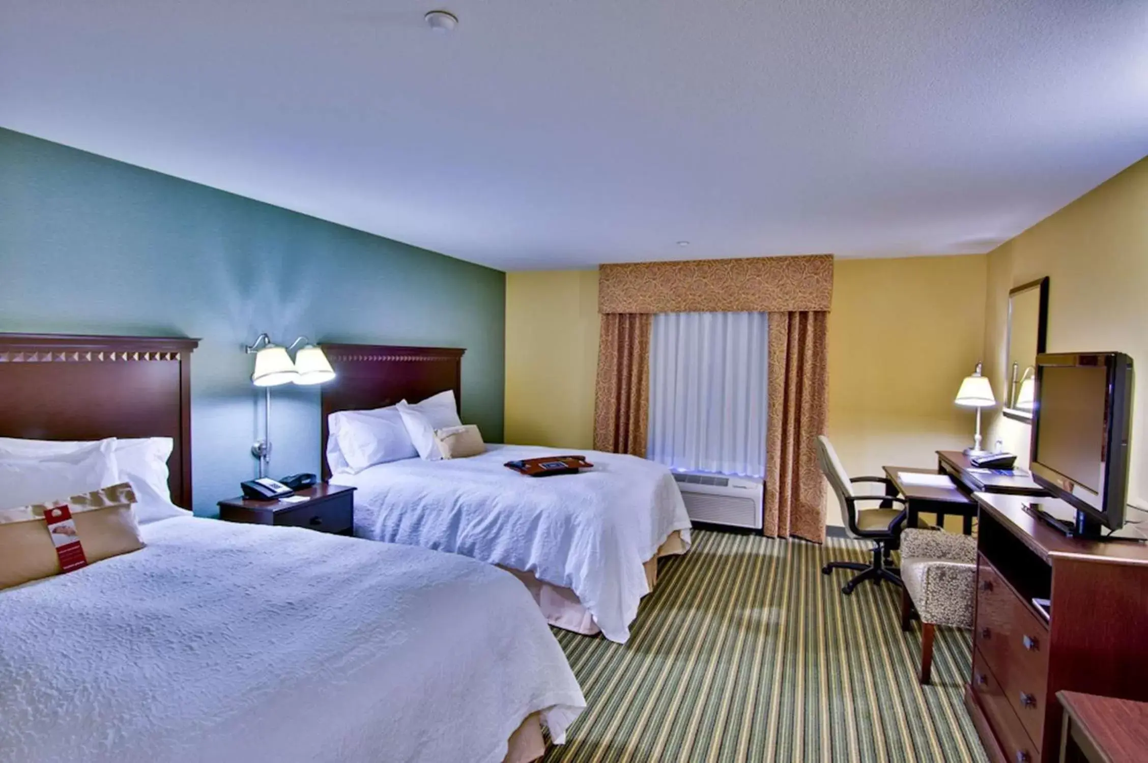 Bed in Hampton Inn & Suites Moreno Valley