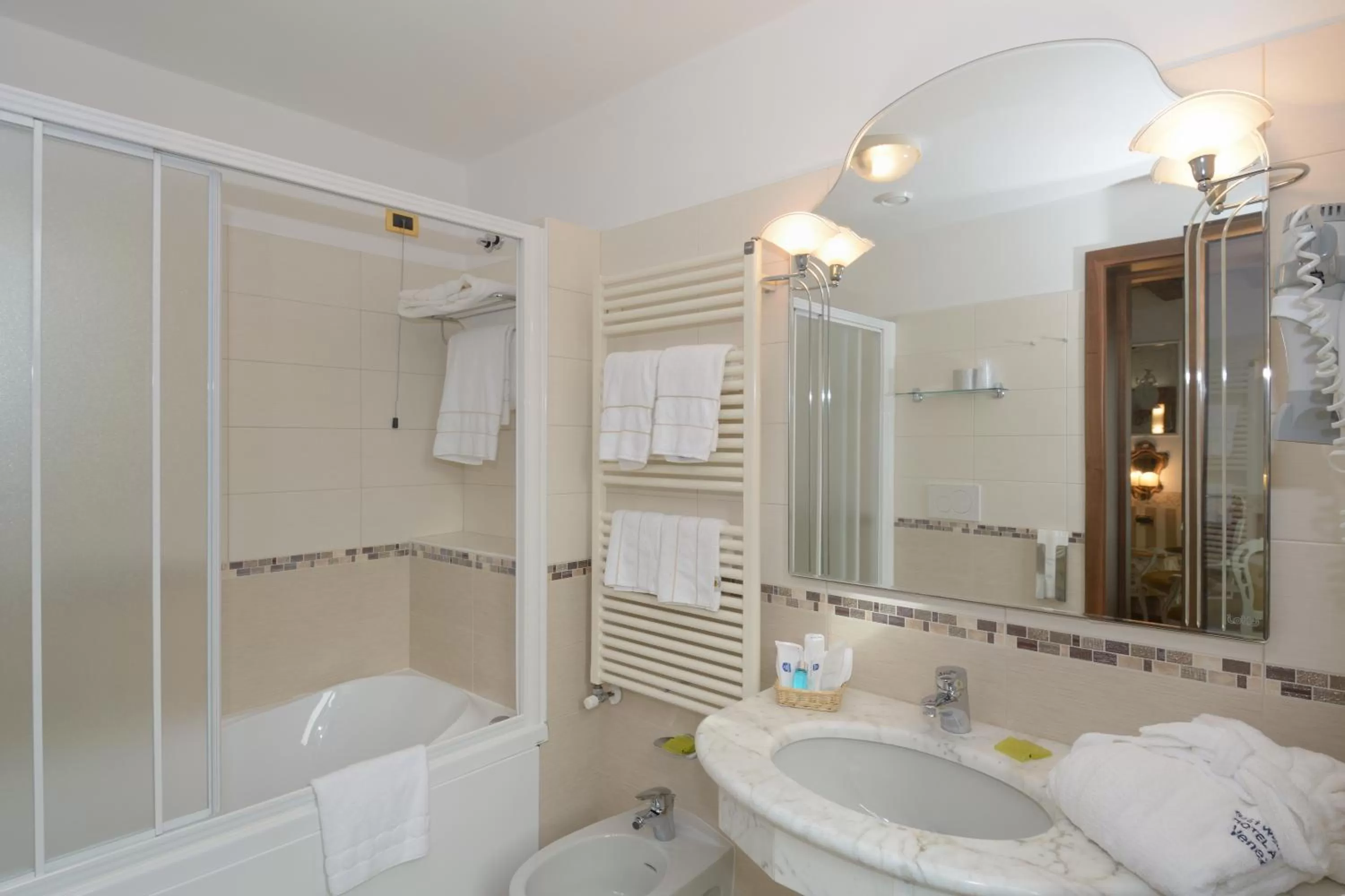 Shower in UNAHOTELS Ala Venezia-Adults 16