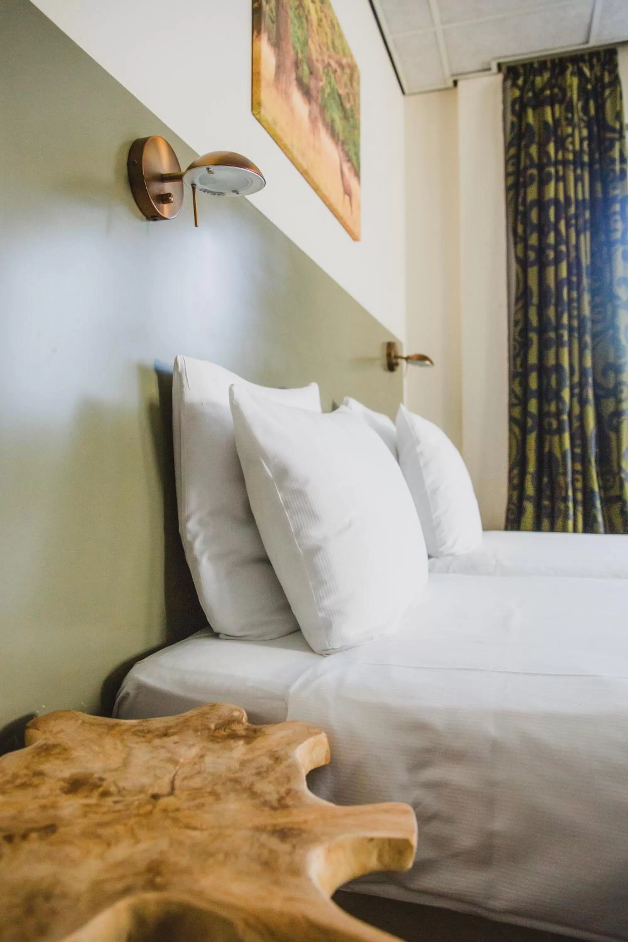 Property building, Bed in Hotel Sportsbar & Brasserie Dorhout Mees