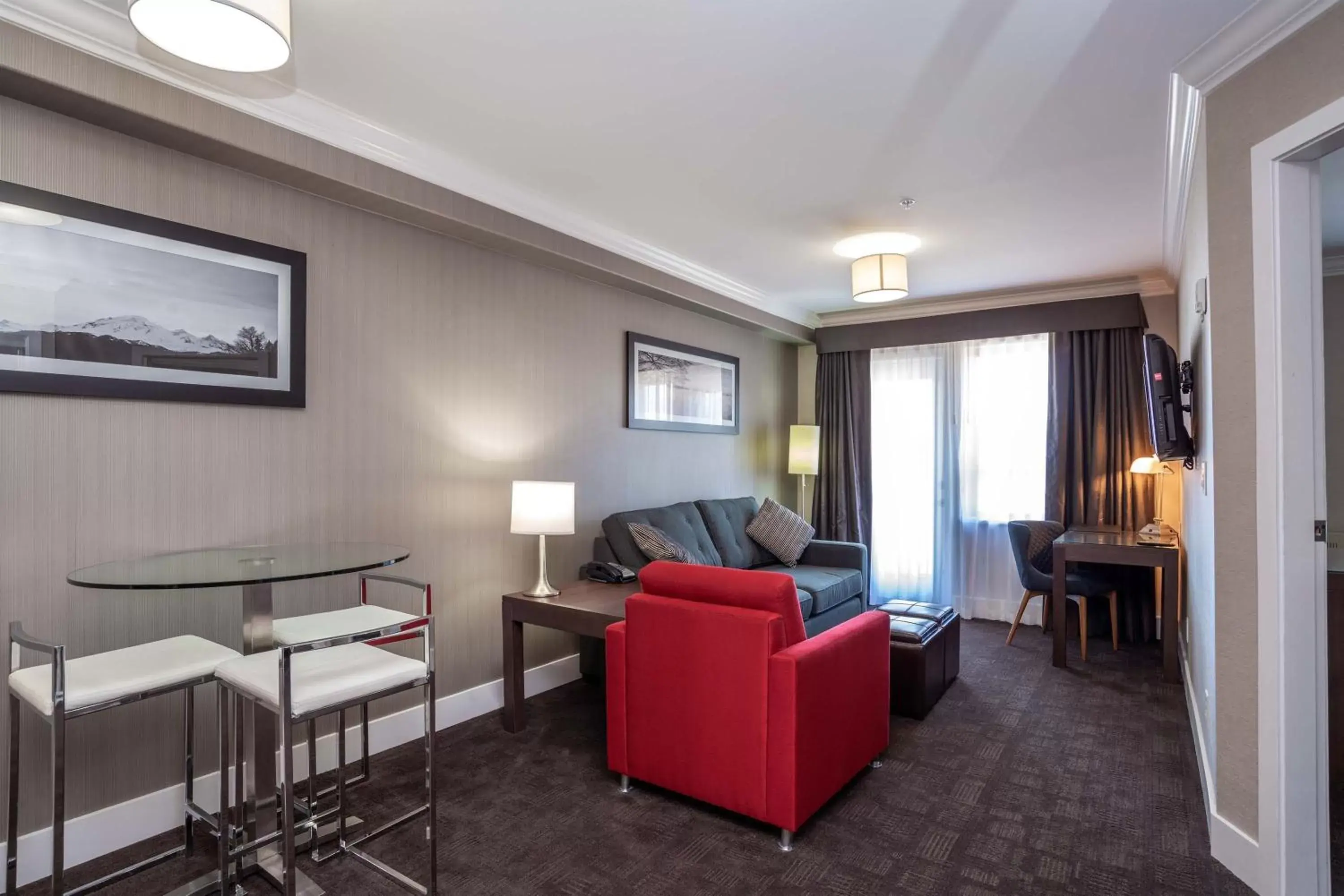 Bedroom, Seating Area in Sandman Hotel and Suites Abbotsford