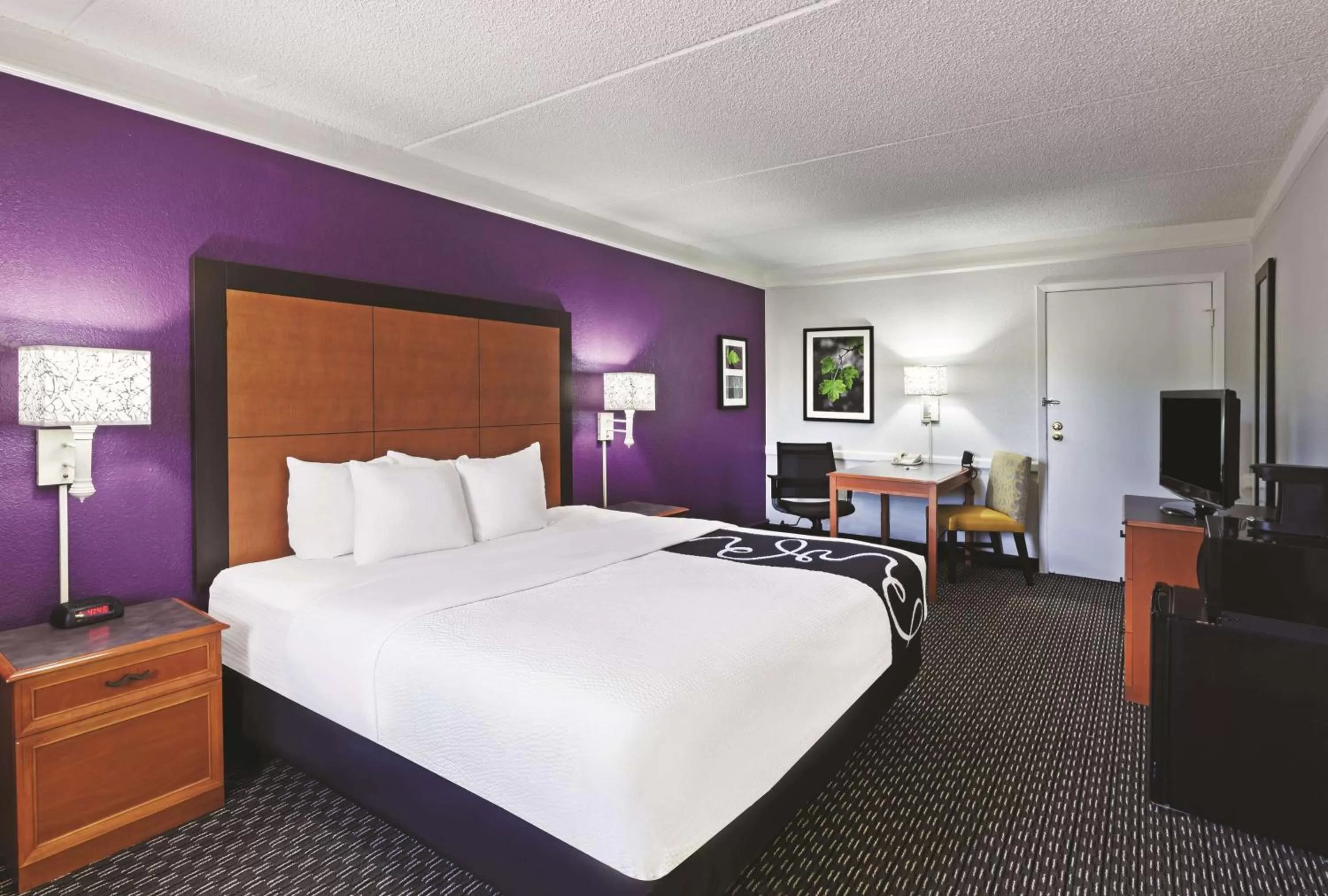 Bed in La Quinta Inn by Wyndham Midland