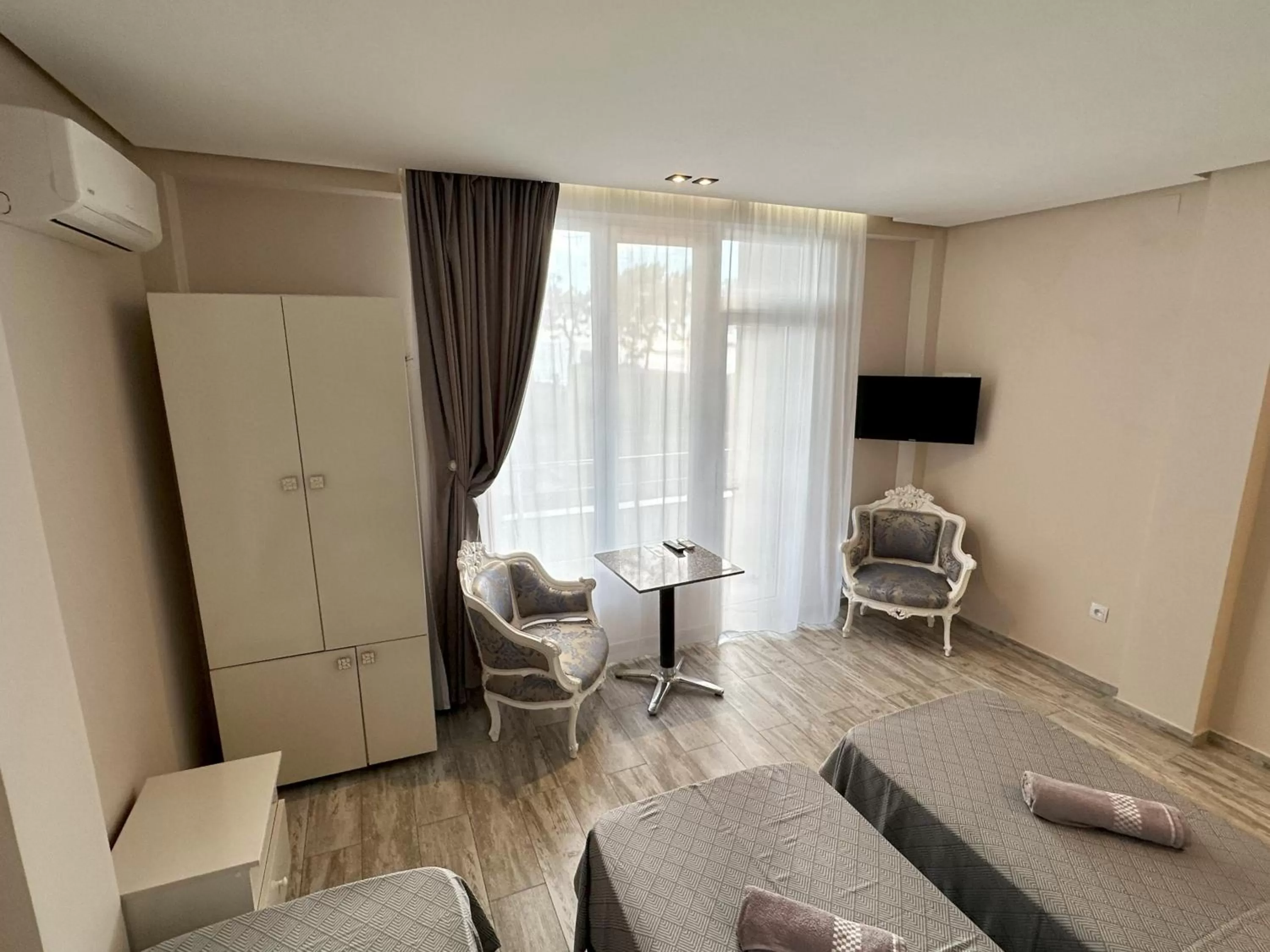 Photo of the whole room in National+