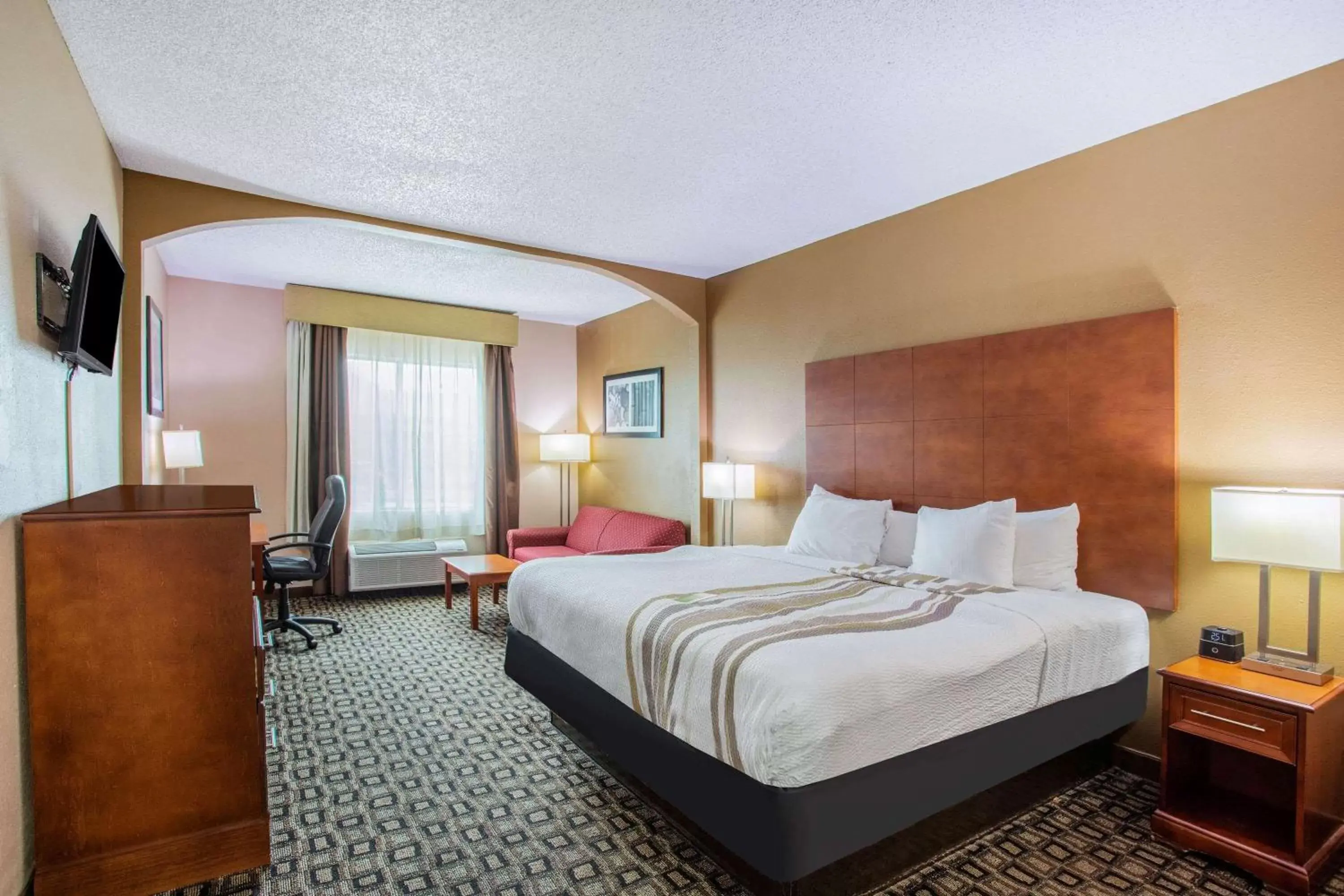 Photo of the whole room, Bed in La Quinta Inn by Wyndham Decatur Alabama