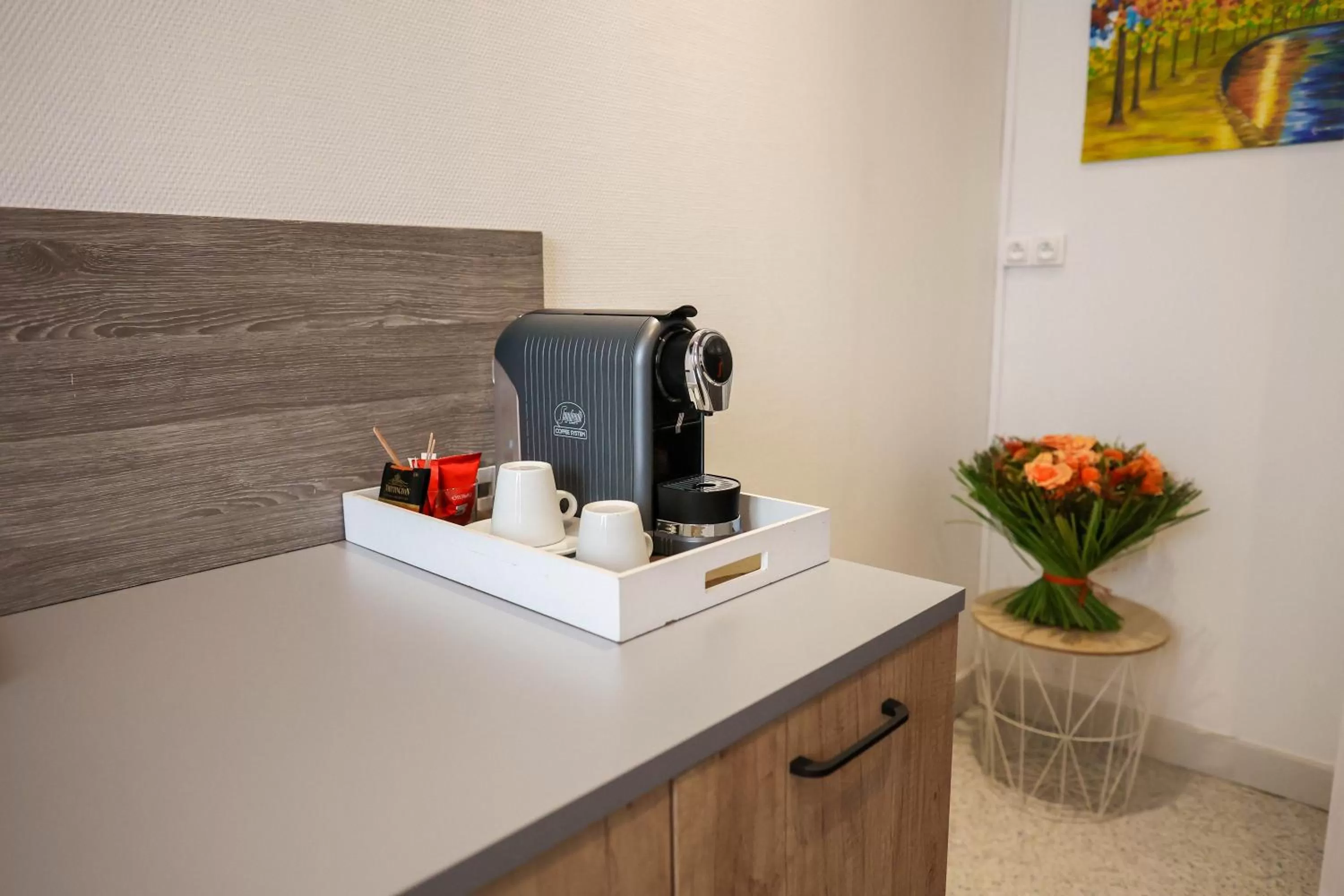 Coffee/tea facilities in HÔTEL LE CHAPON FIN