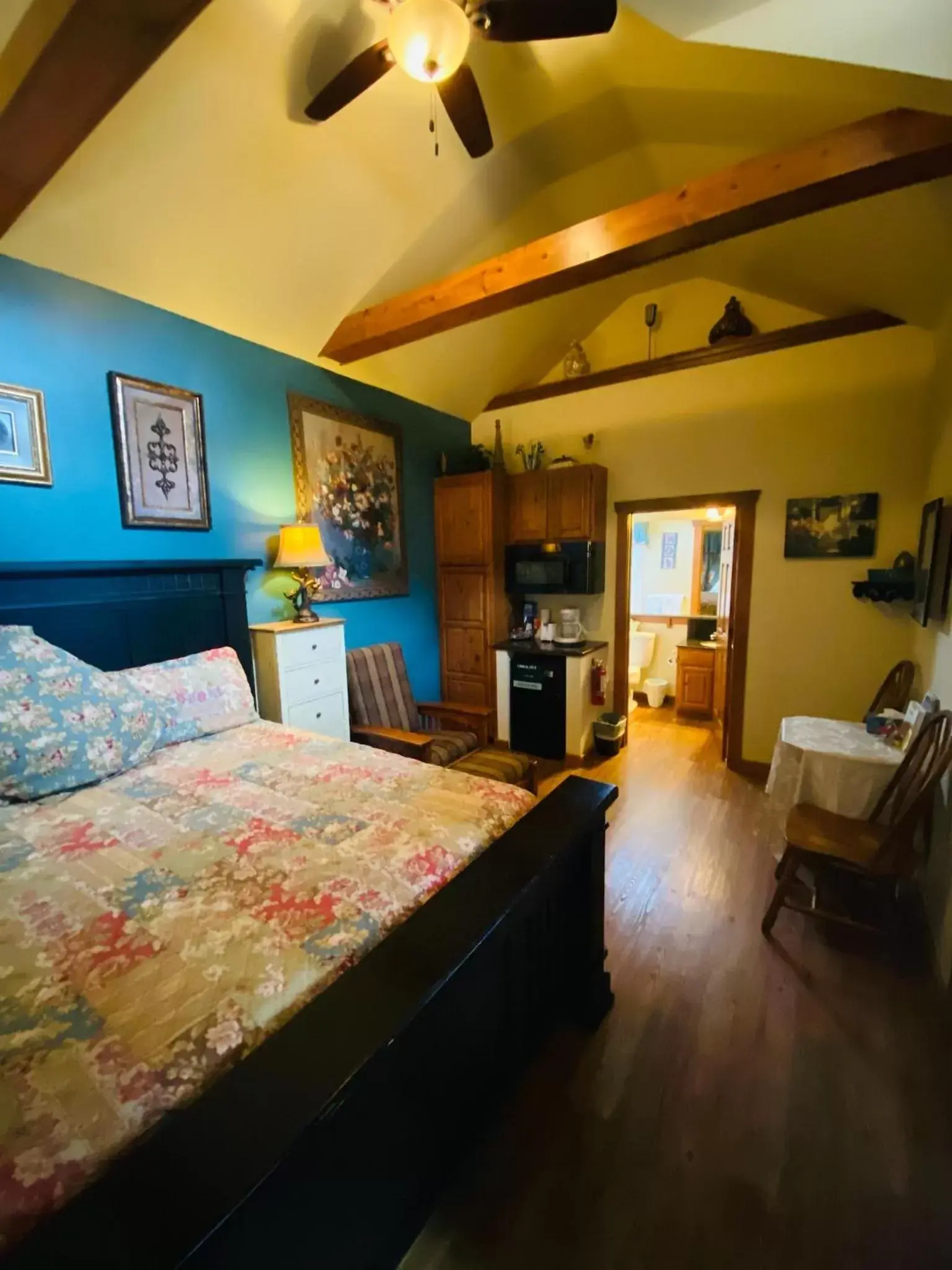 Photo of the whole room in All Seasons Treehouse Village