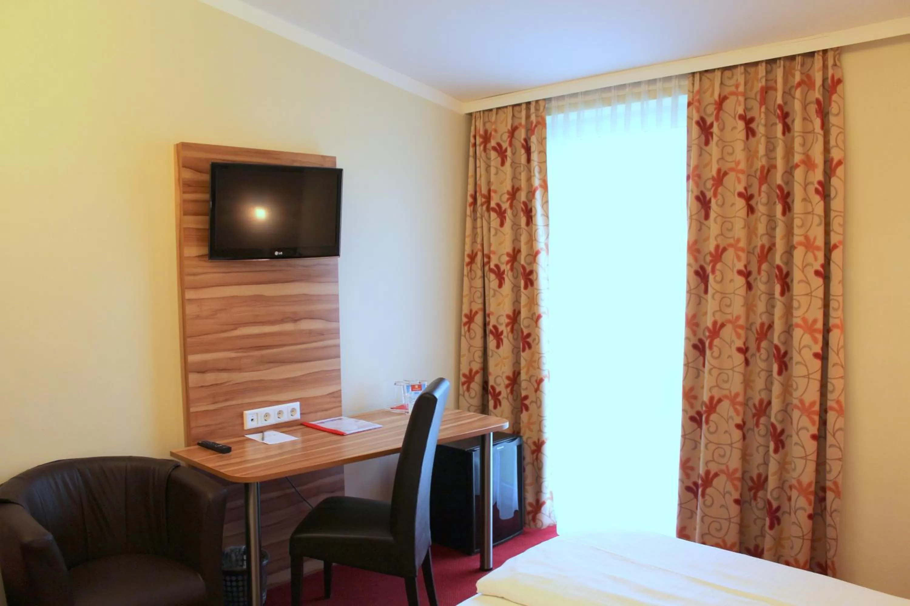 Seating area, Bed in Come IN Hotel