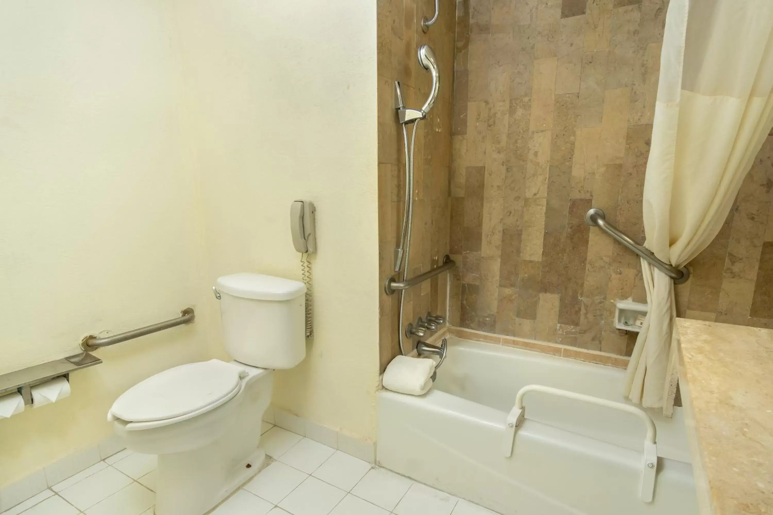 Bathroom in Quality Inn & Suites Saltillo Eurotel