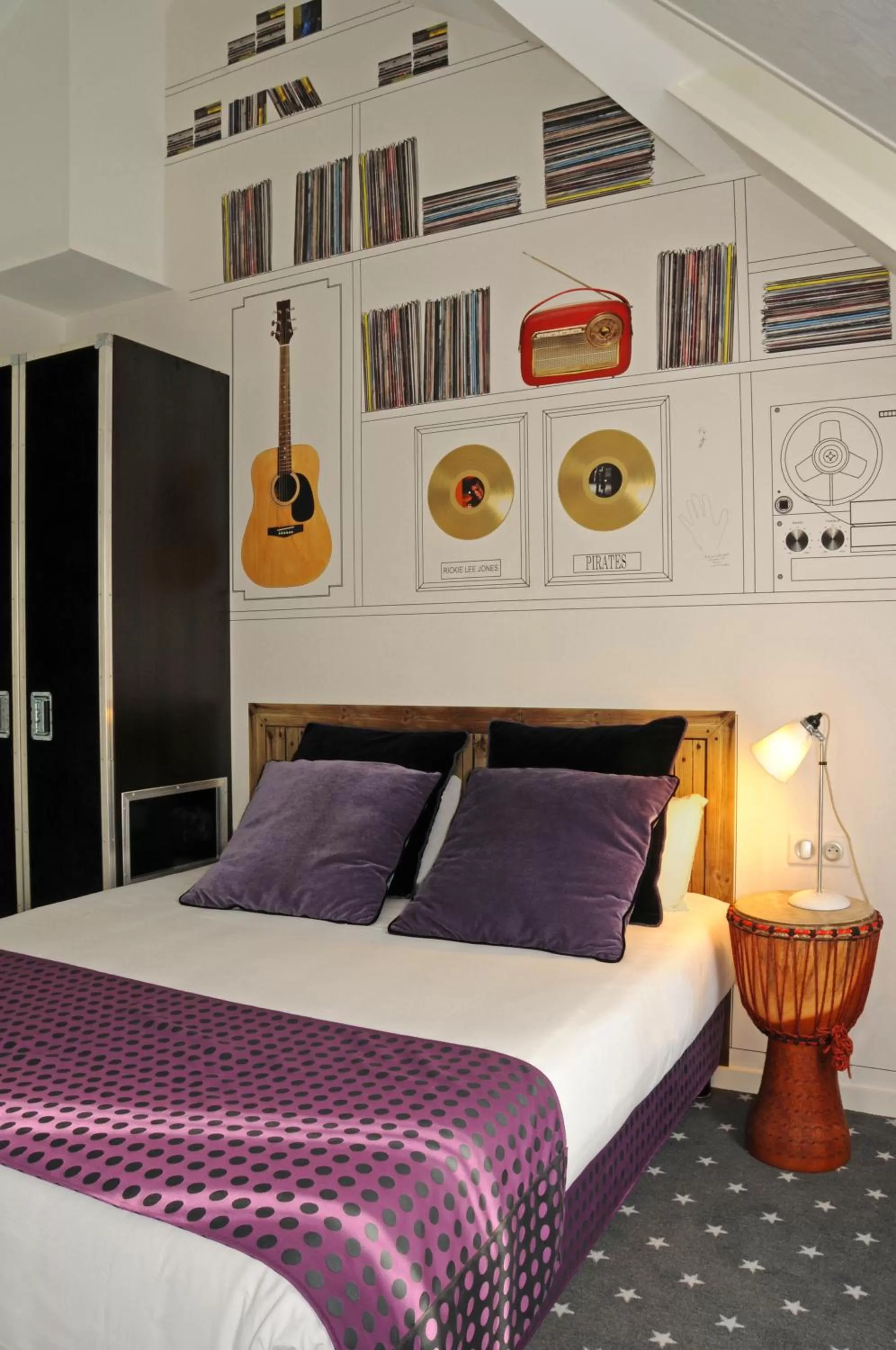 Bed in Hôtel du Triangle d'Or