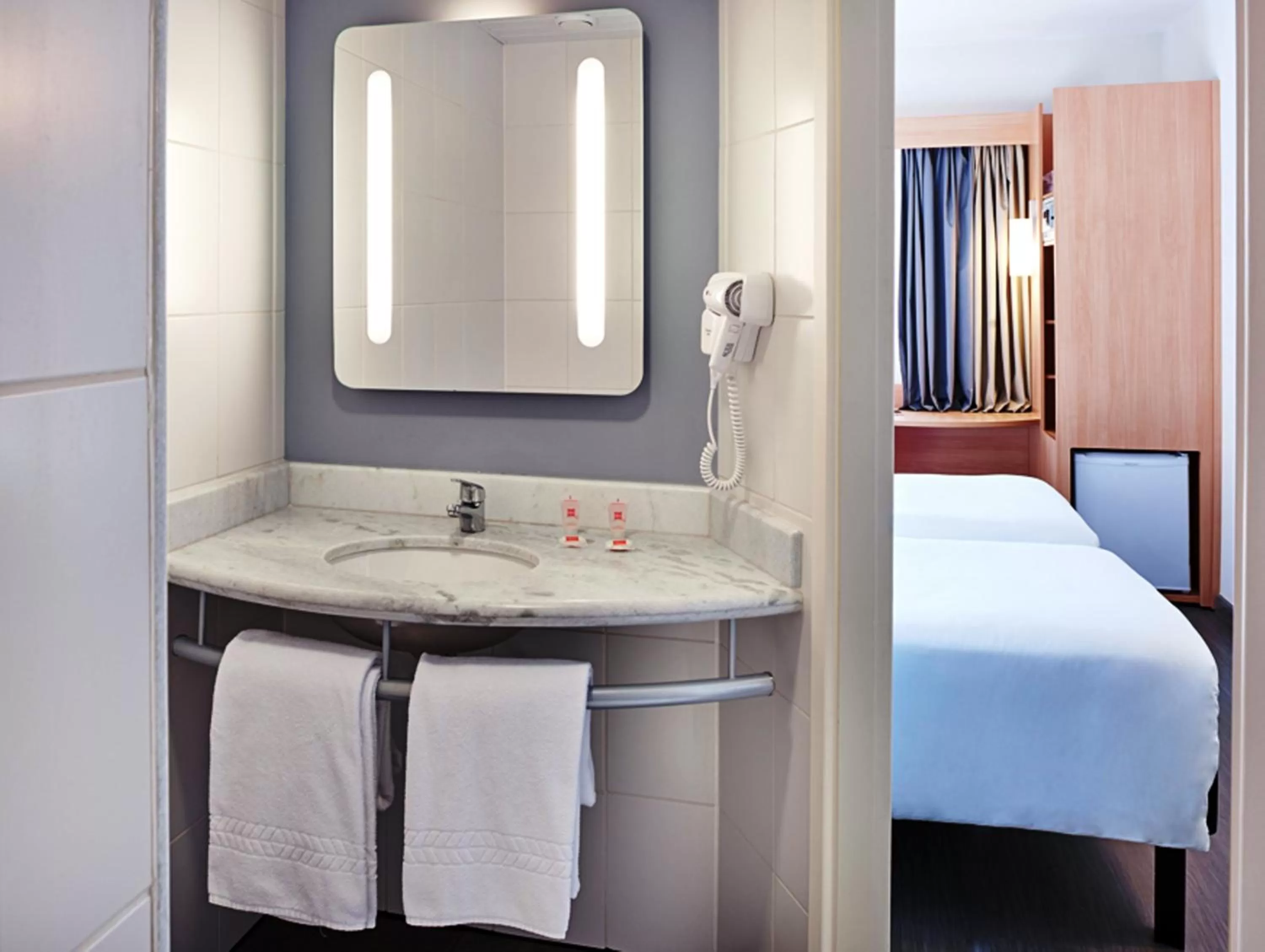 Shower, Bed in ibis Londrina Shopping