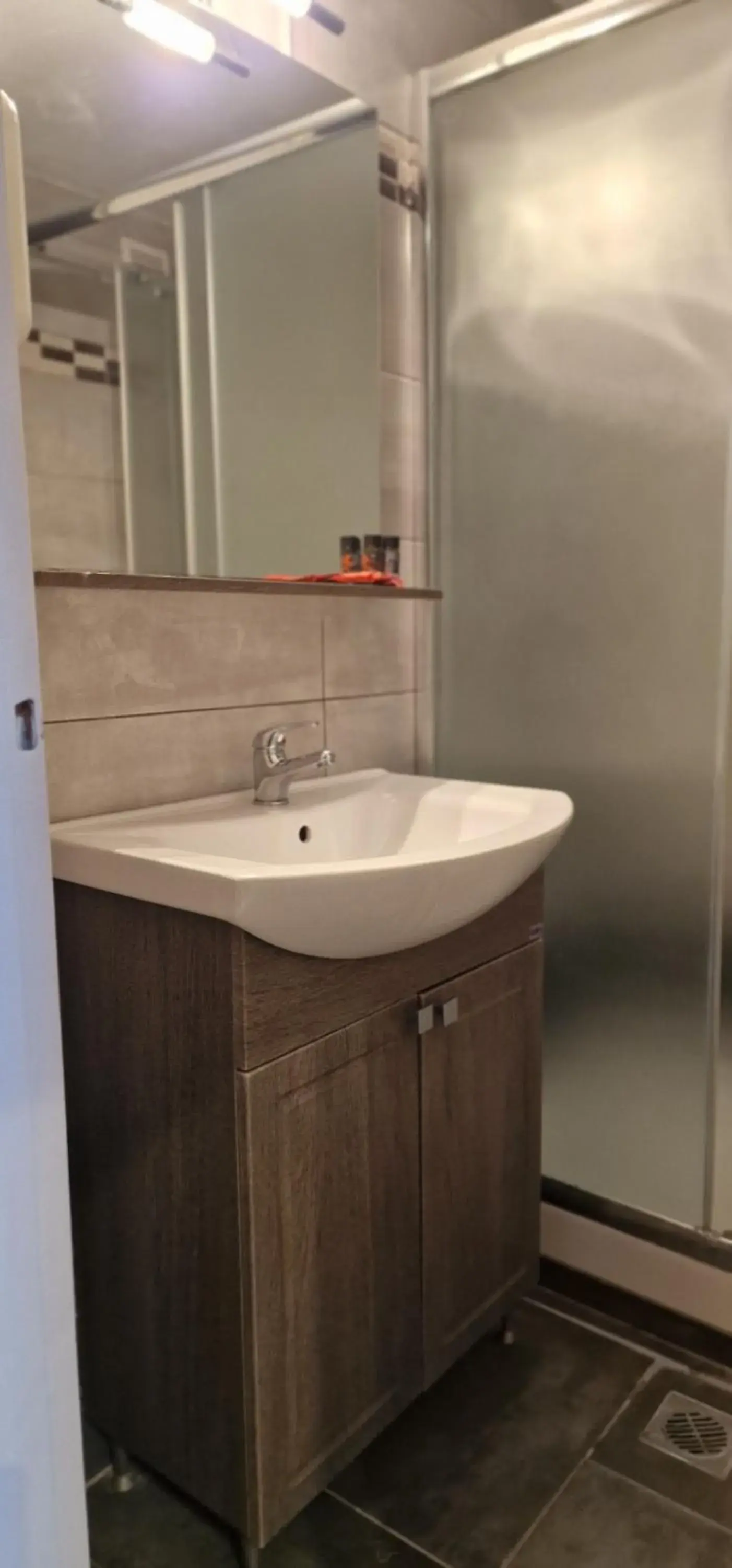 Shower, Bathroom in Hotel Nefeli