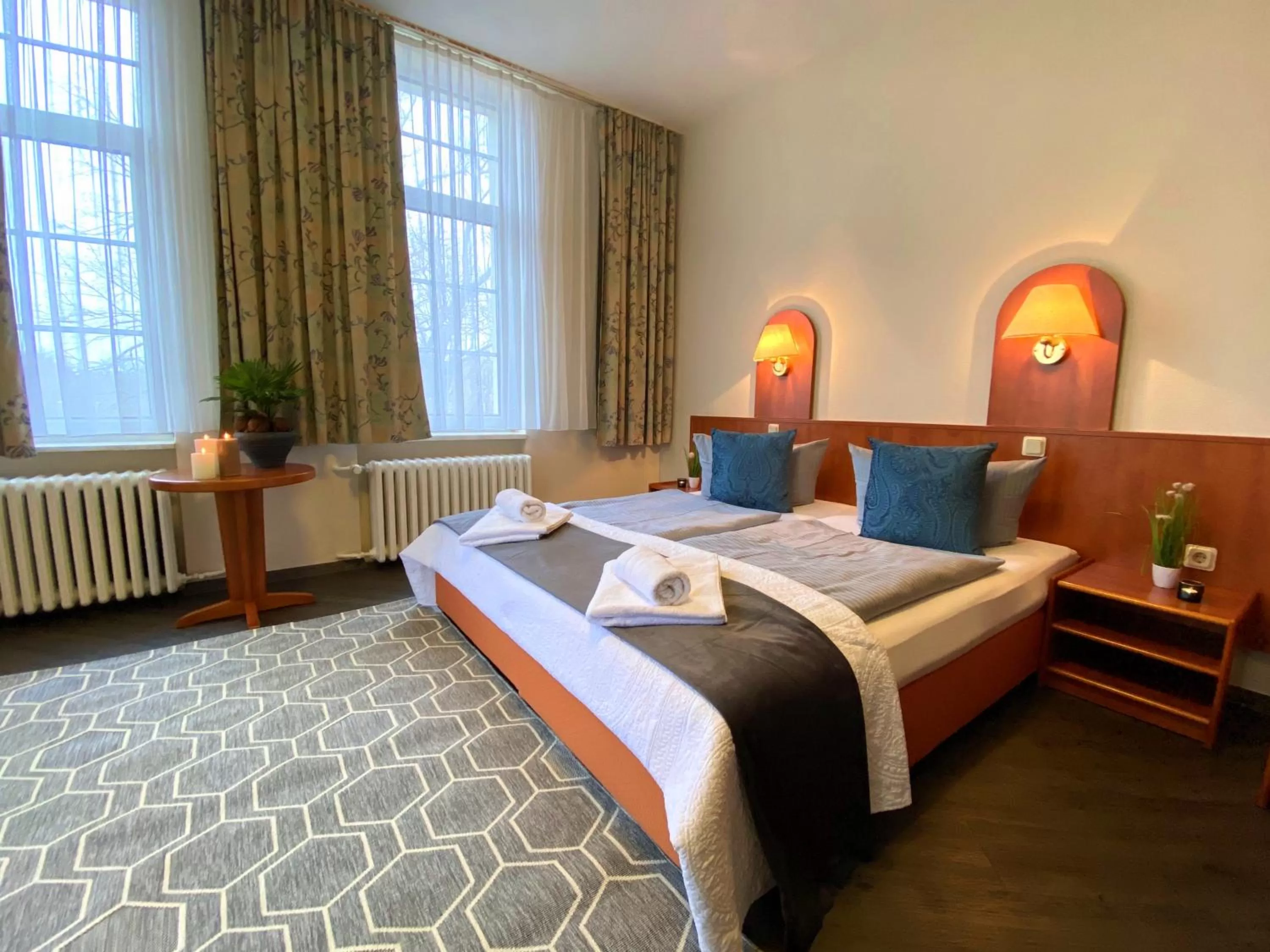 Bed in REGIOHOTEL Quedlinburger Hof - #HistorischerCharme #ZentraleLage #Wellness #FreeParking