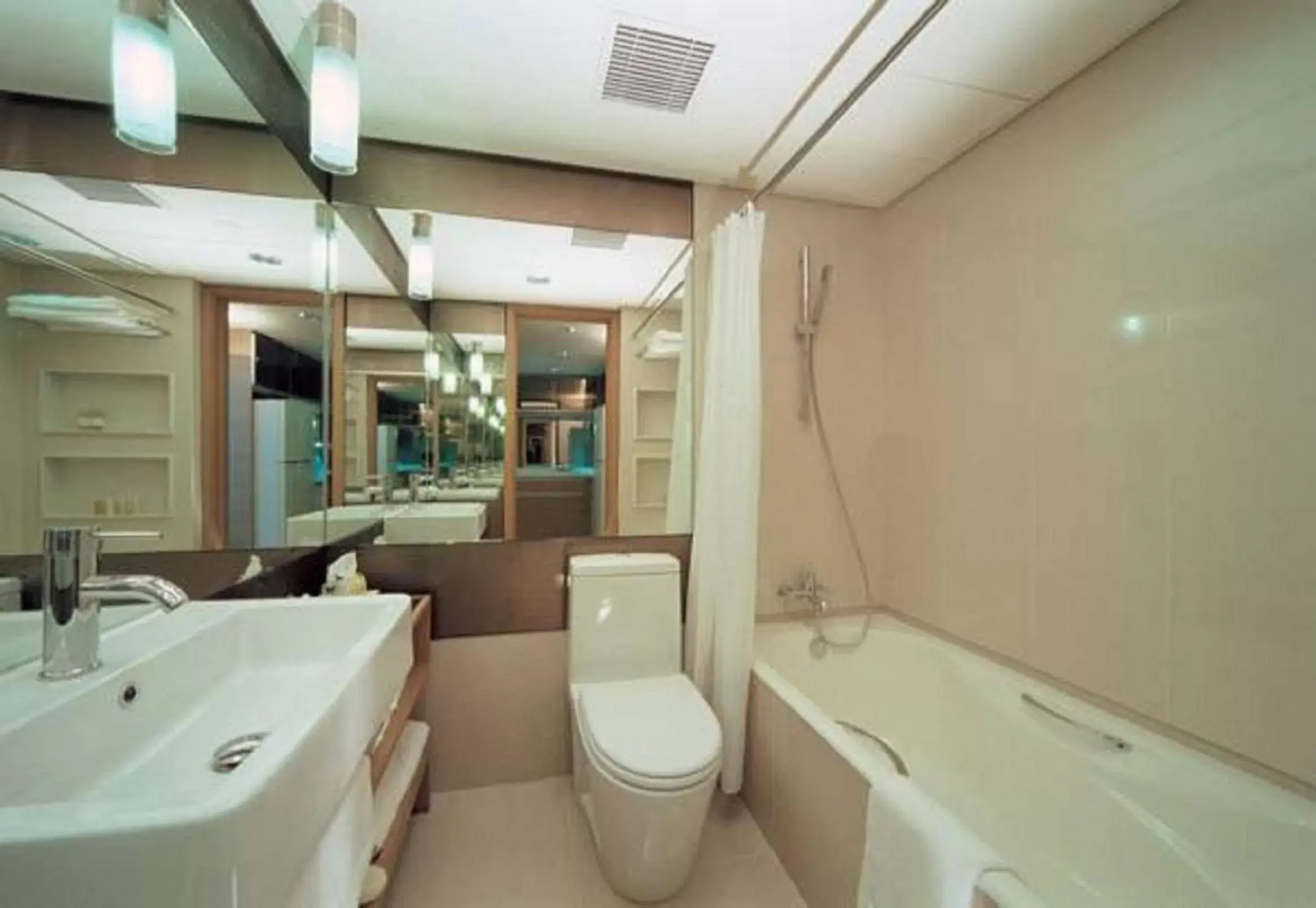 Bathroom in Kowloon Harbourfront Hotel