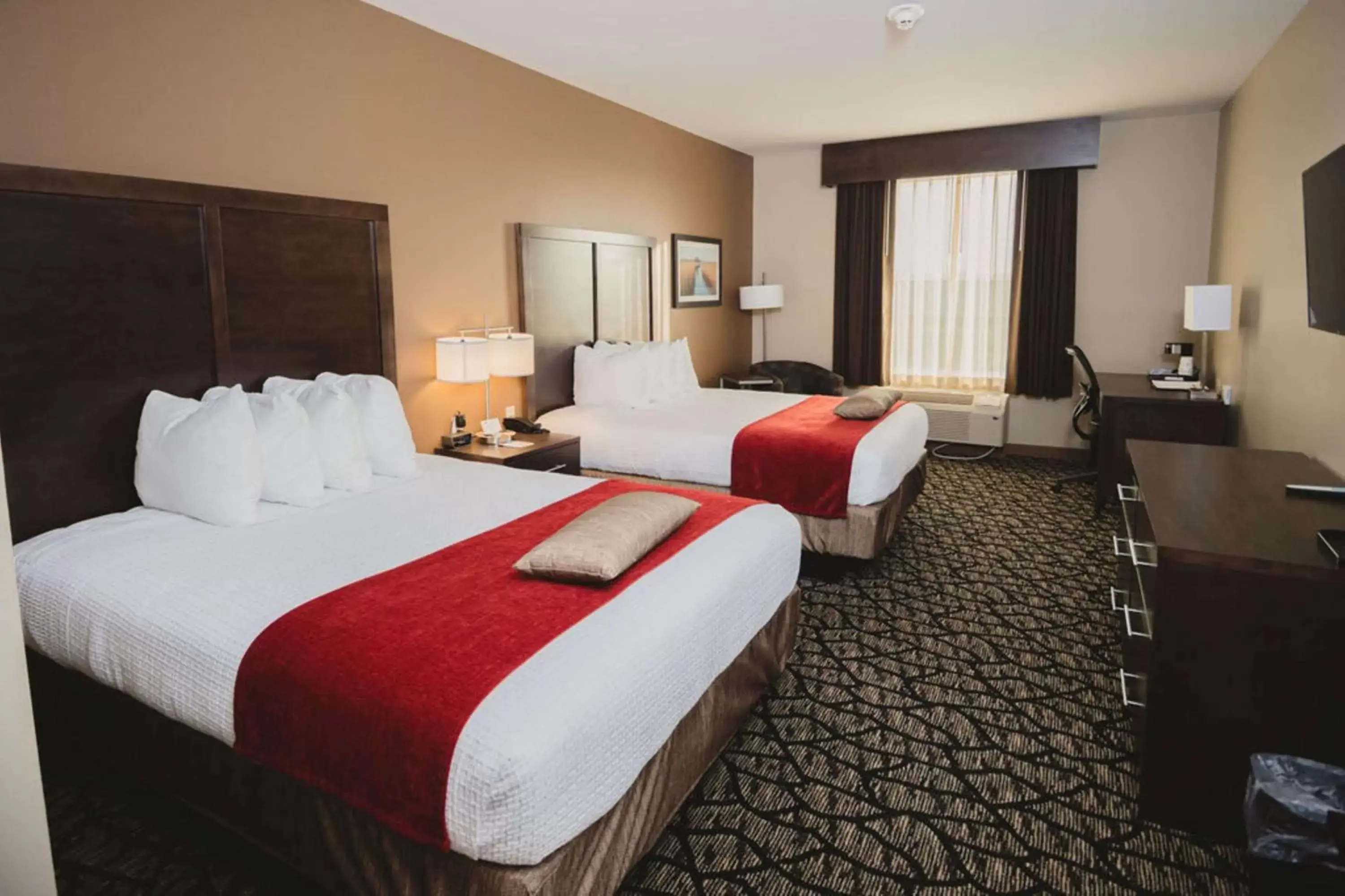 Bedroom, Bed in Best Western Plus Lakeview Hotel