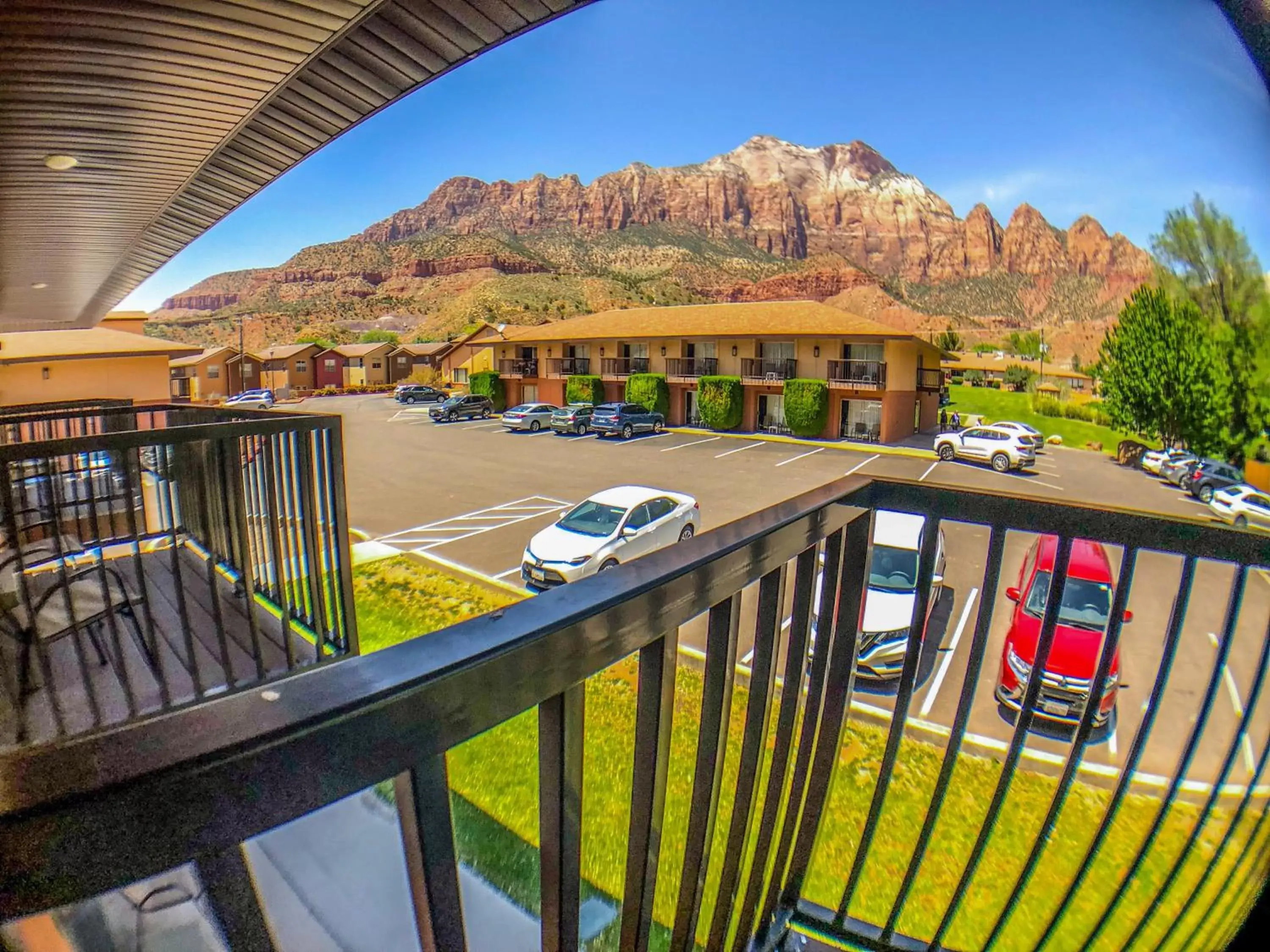 Mountain view, Balcony/Terrace in Bumbleberry Inn