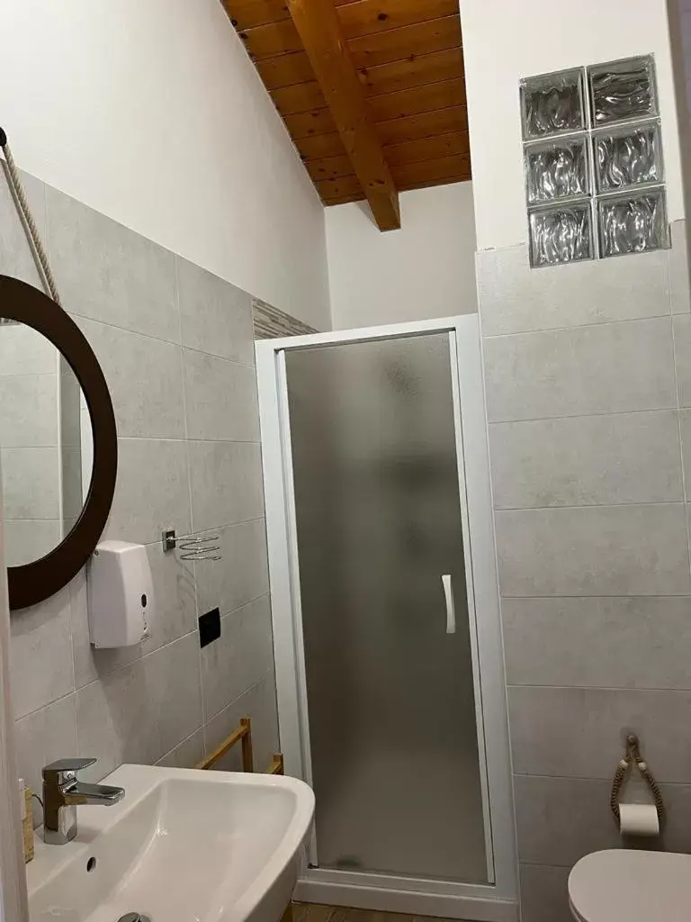 Shower, Bathroom in B&B LA VILLA