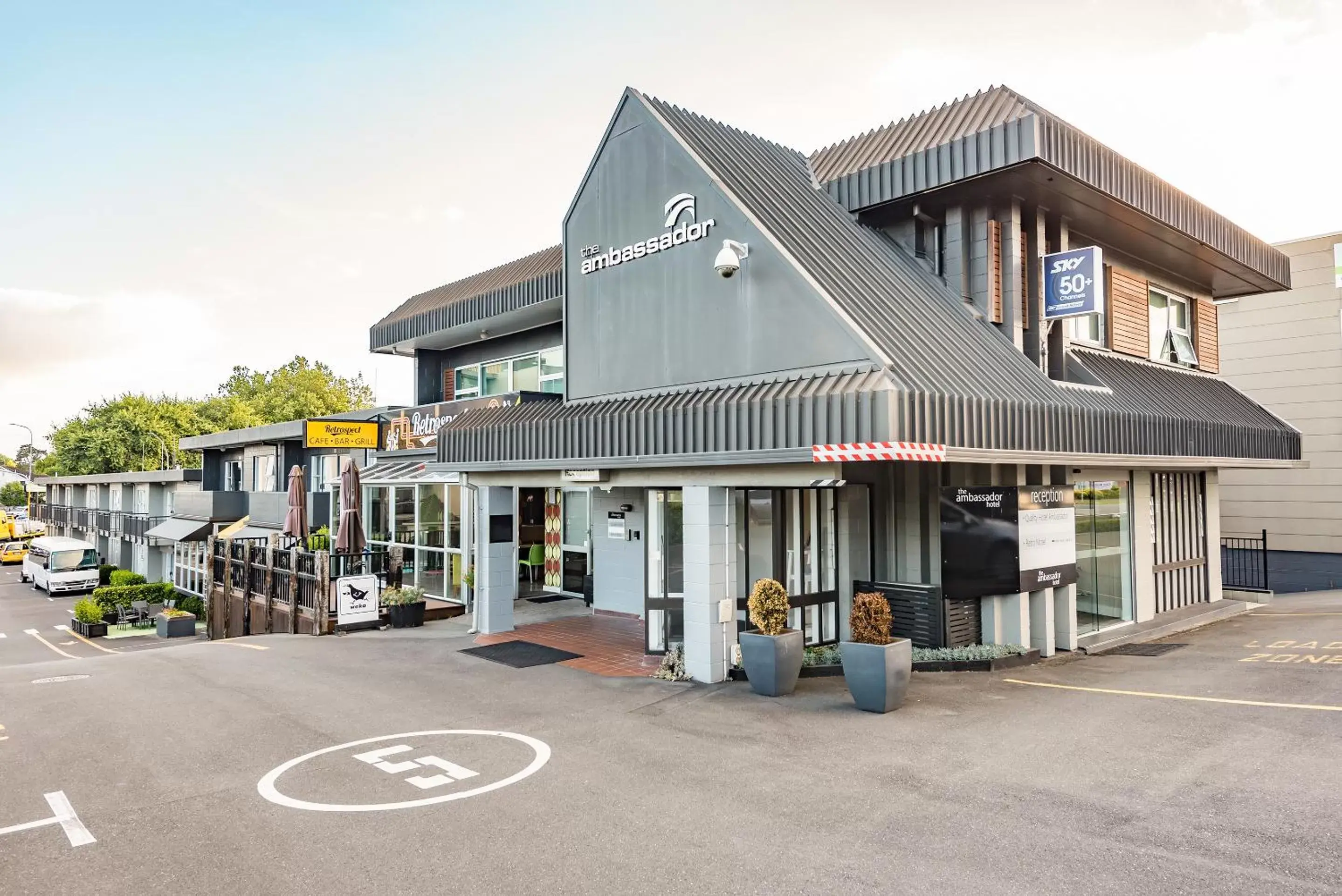 Facade/entrance in Heartland Ambassador Hotel Hamilton Facade/entrance in Heartland Ambassador Hotel Hamilton