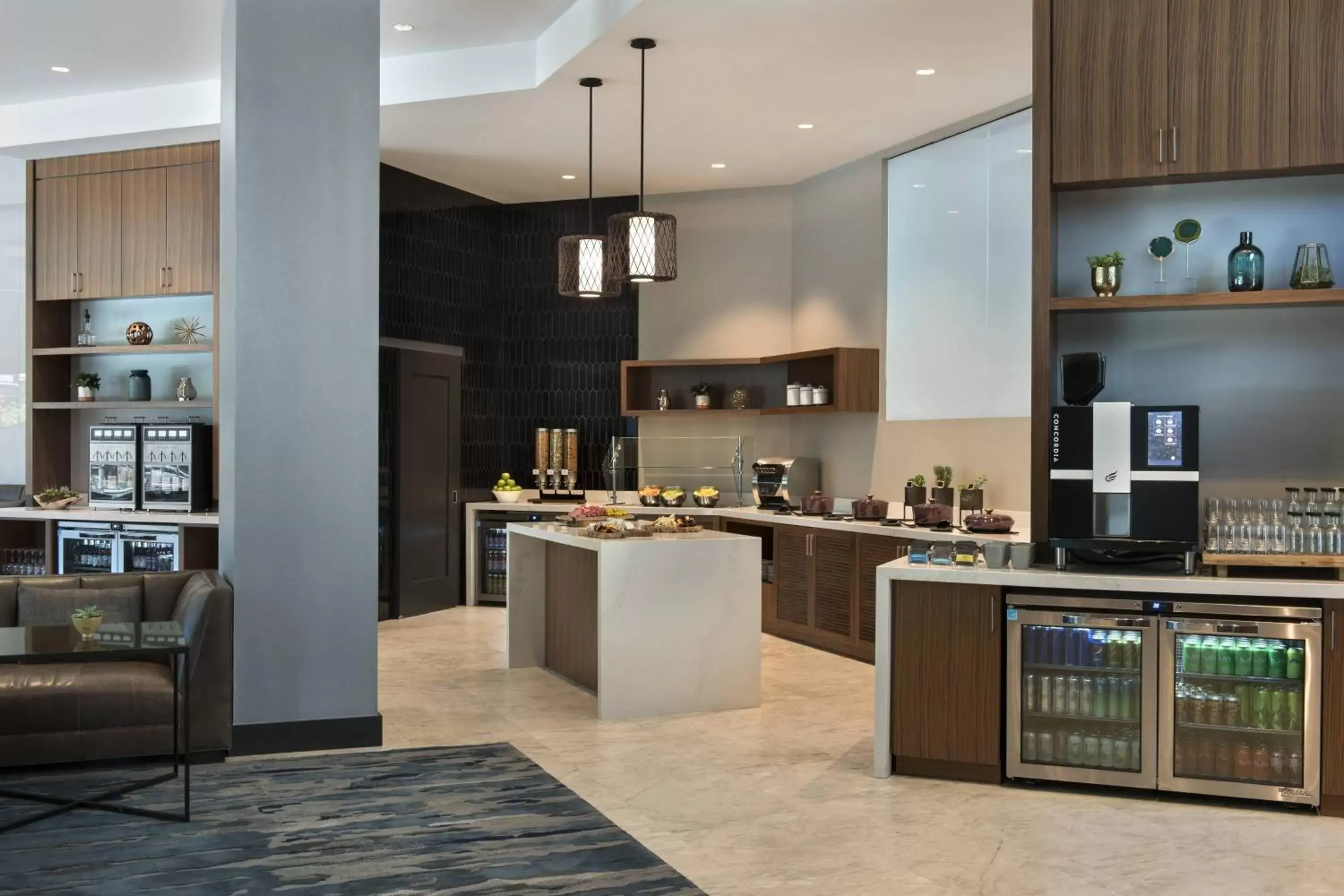 Breakfast, Kitchen/Kitchenette in Bethesda North Marriott Hotel & Conference Center