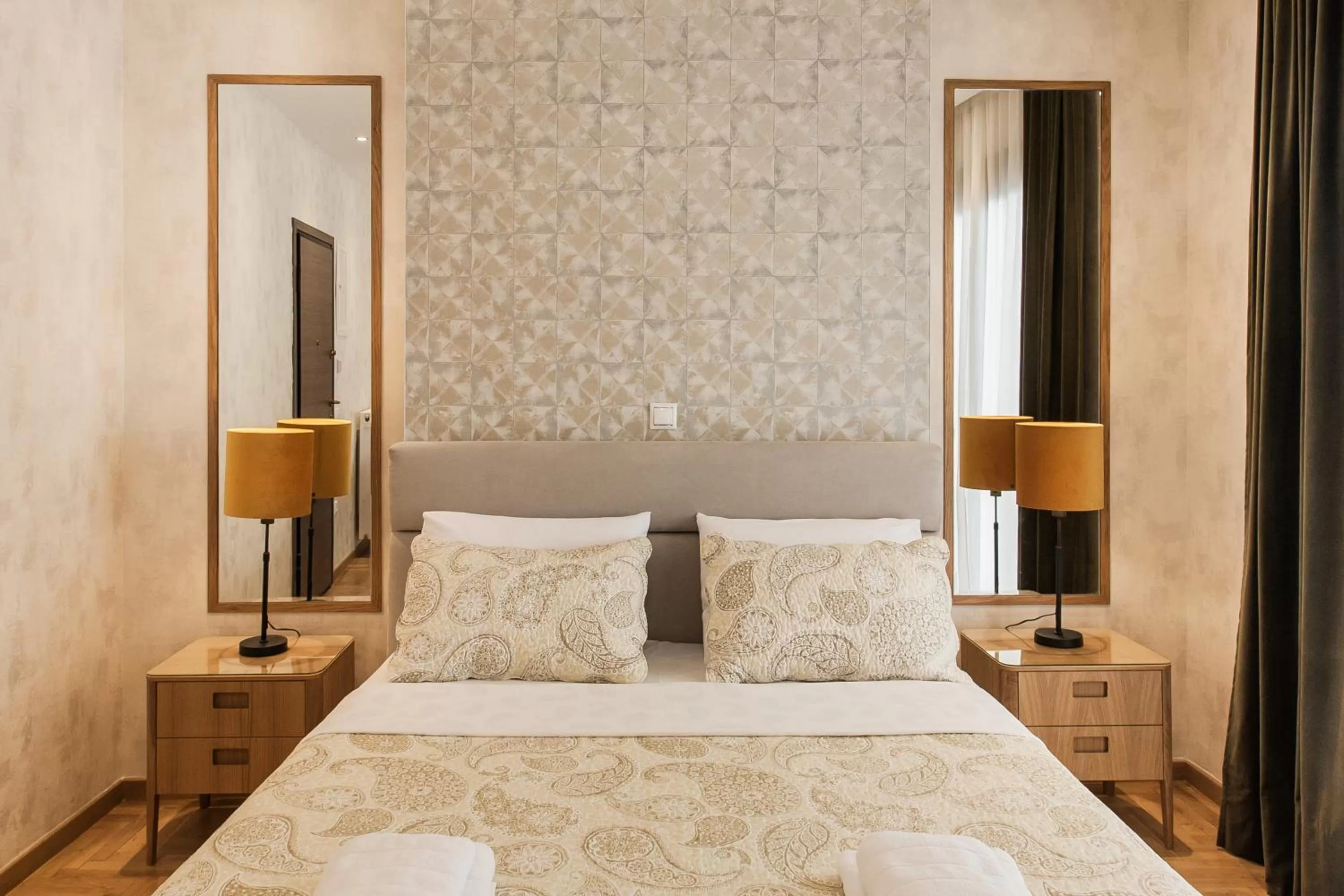 Bed in Nicholas Point Apartments and Rooms