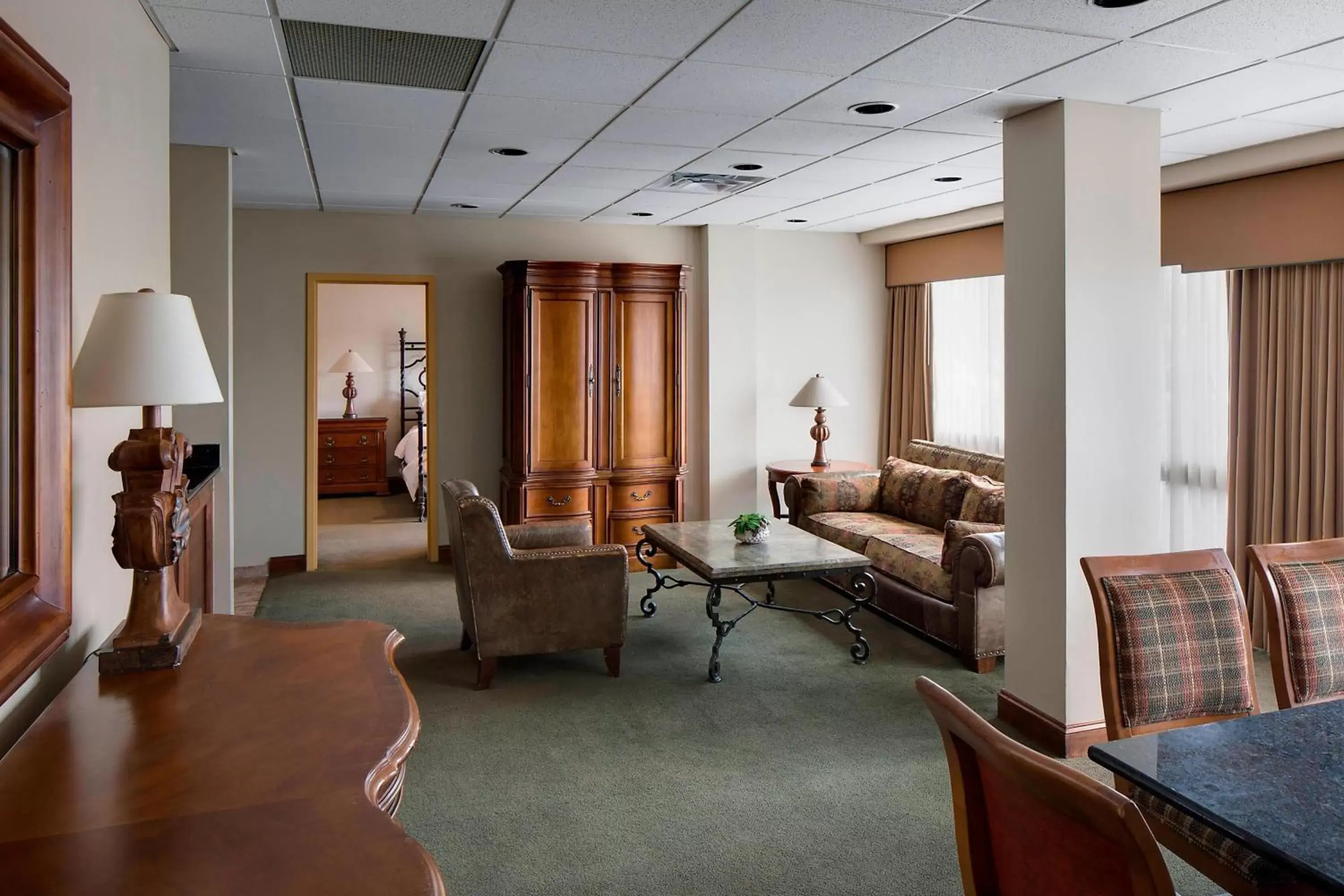 Living room, Seating Area in Albuquerque Marriott Pyramid North