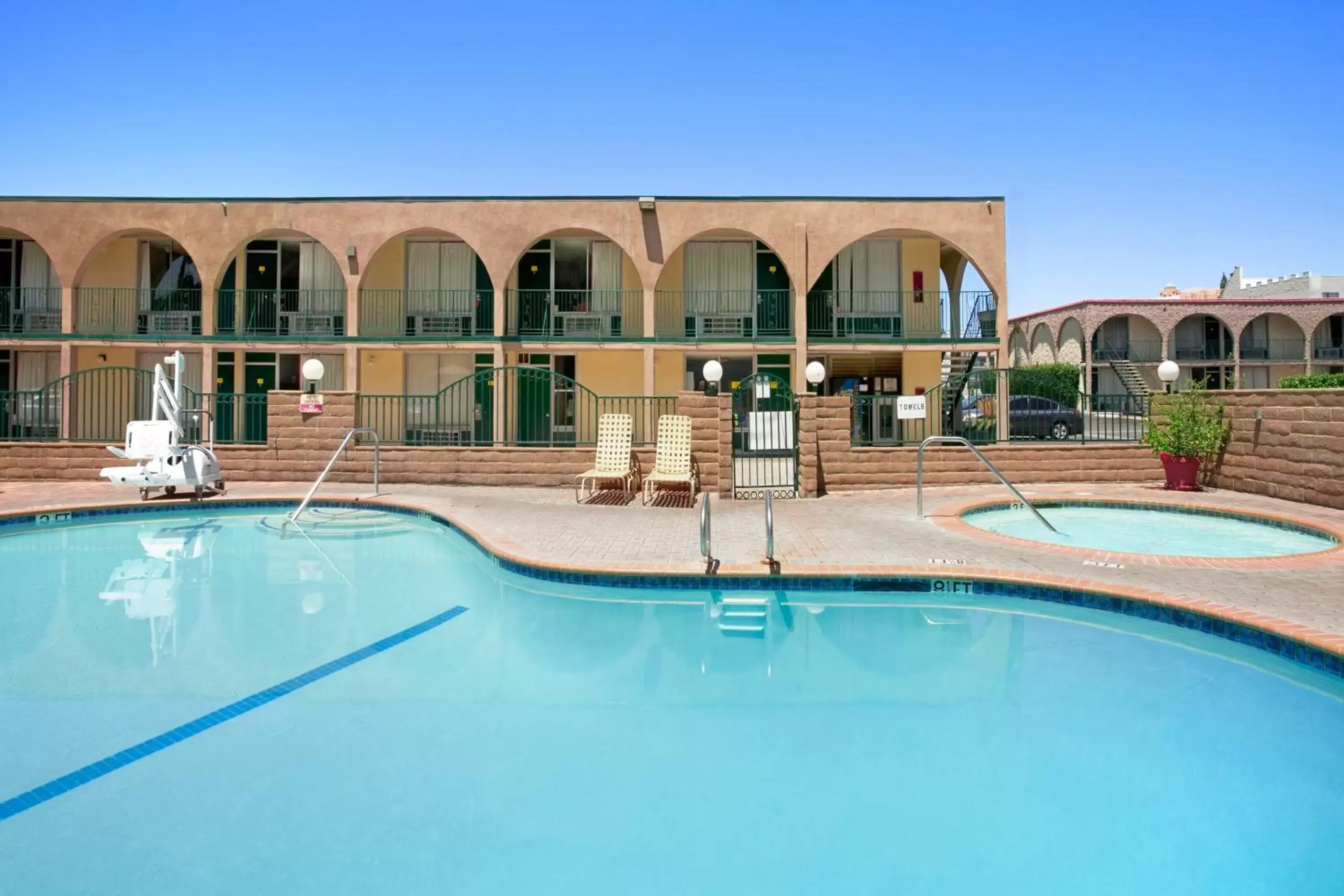 Property building, Swimming Pool in Kings Inn Anaheim at The Park & Convention Center