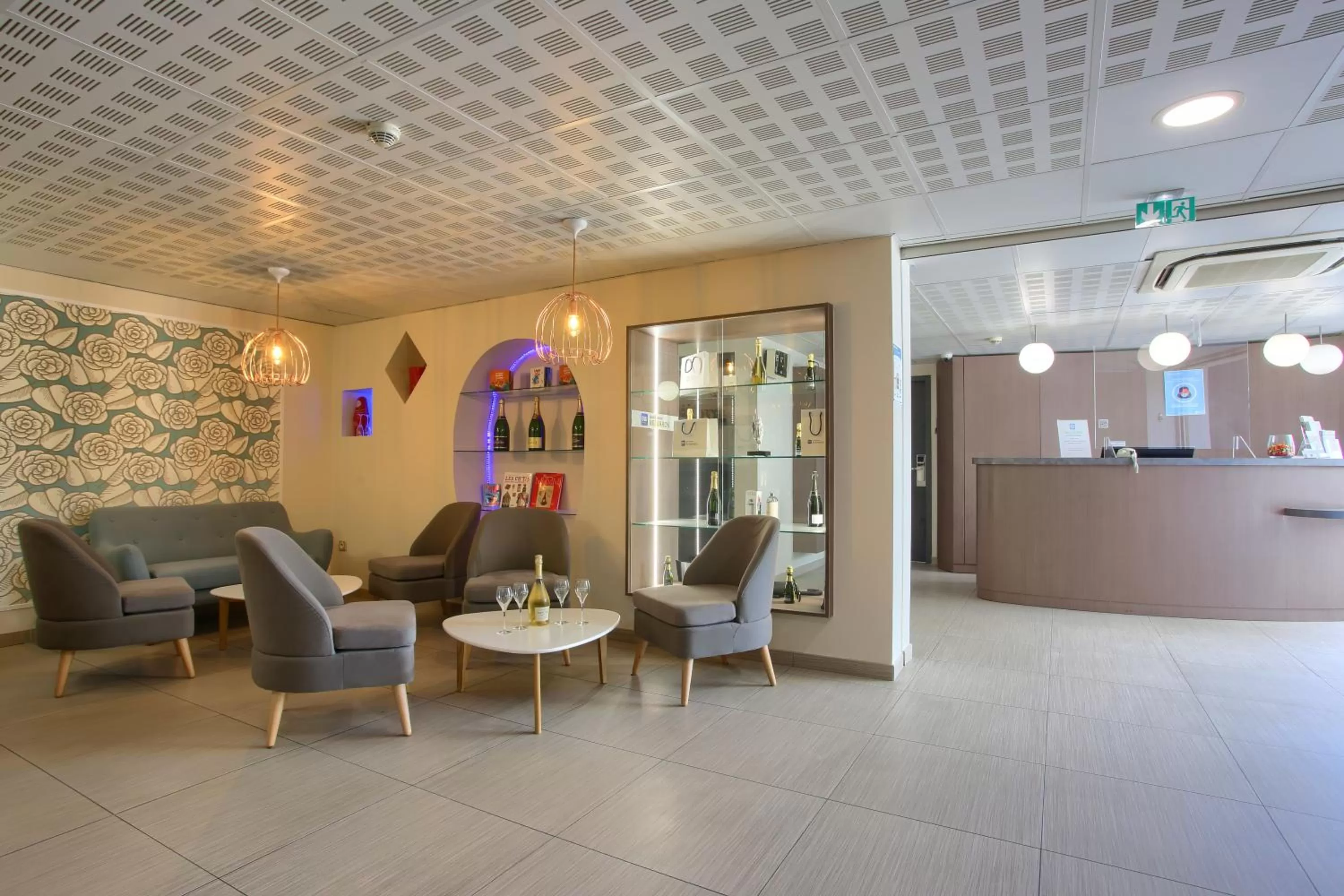 Lobby or reception in Sure Hotel by Best Western Reims Nord