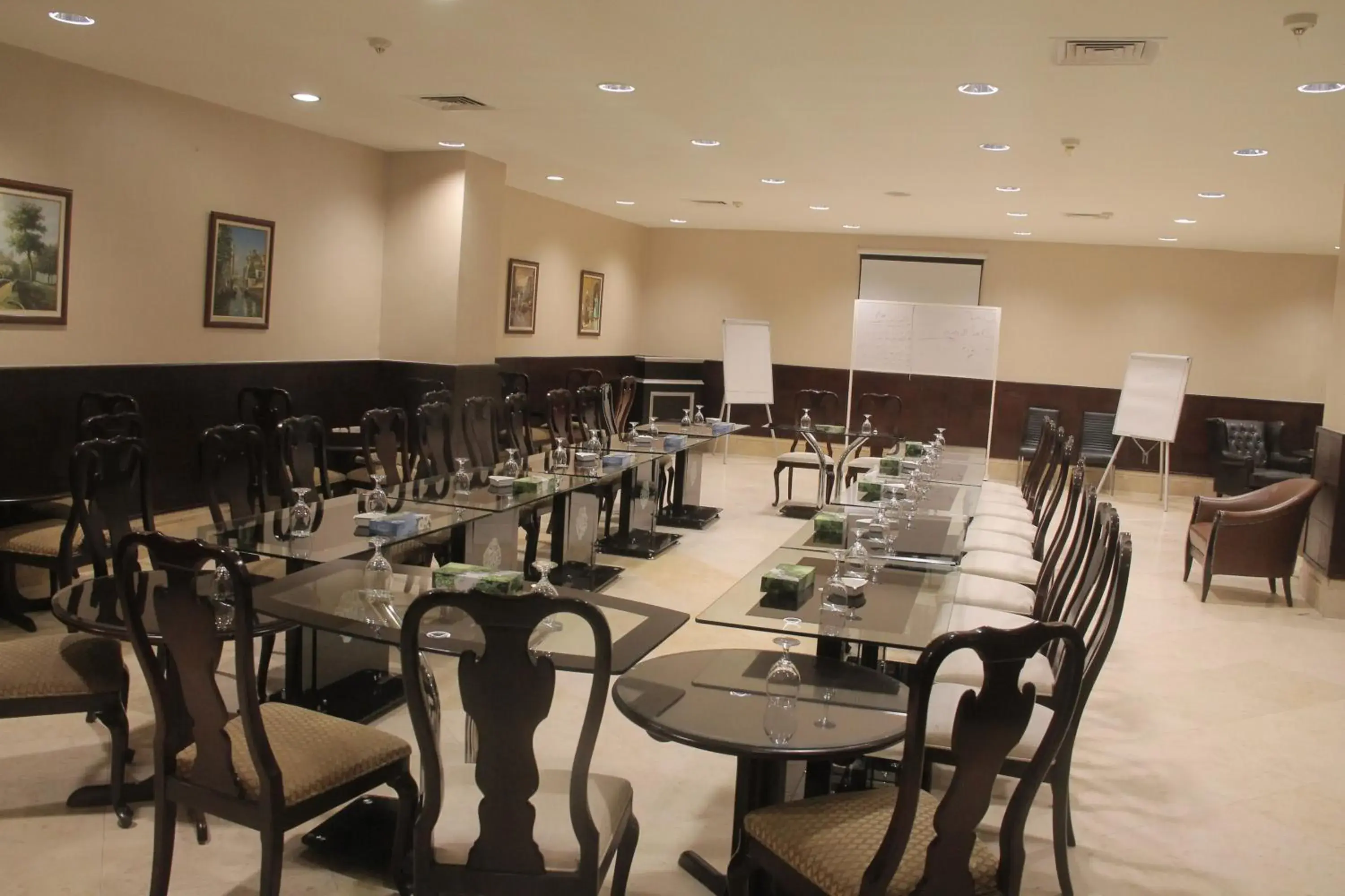 Meeting/conference room, Restaurant/Places to Eat in Le Vendome Hotel