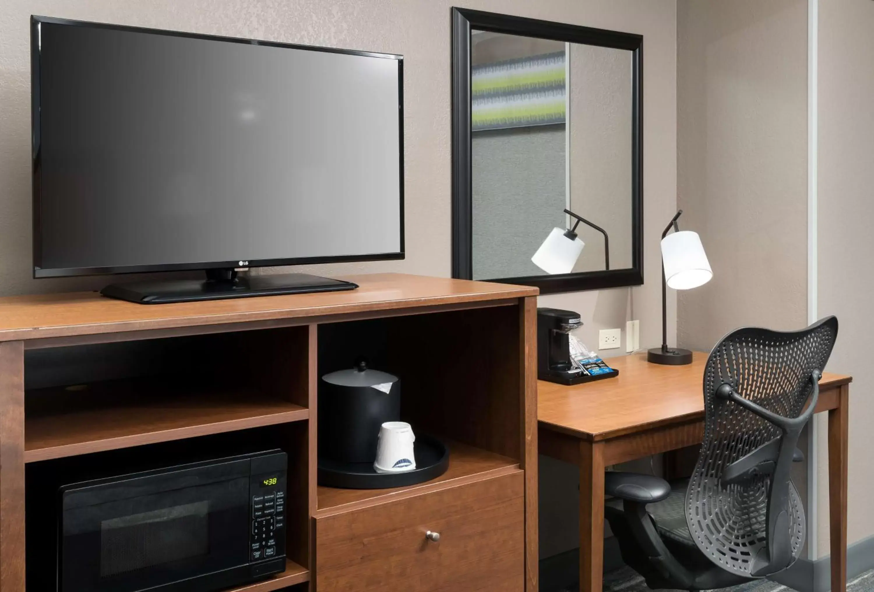 Bedroom, TV/Entertainment Center in Hampton Inn & Suites Chicago North Shore