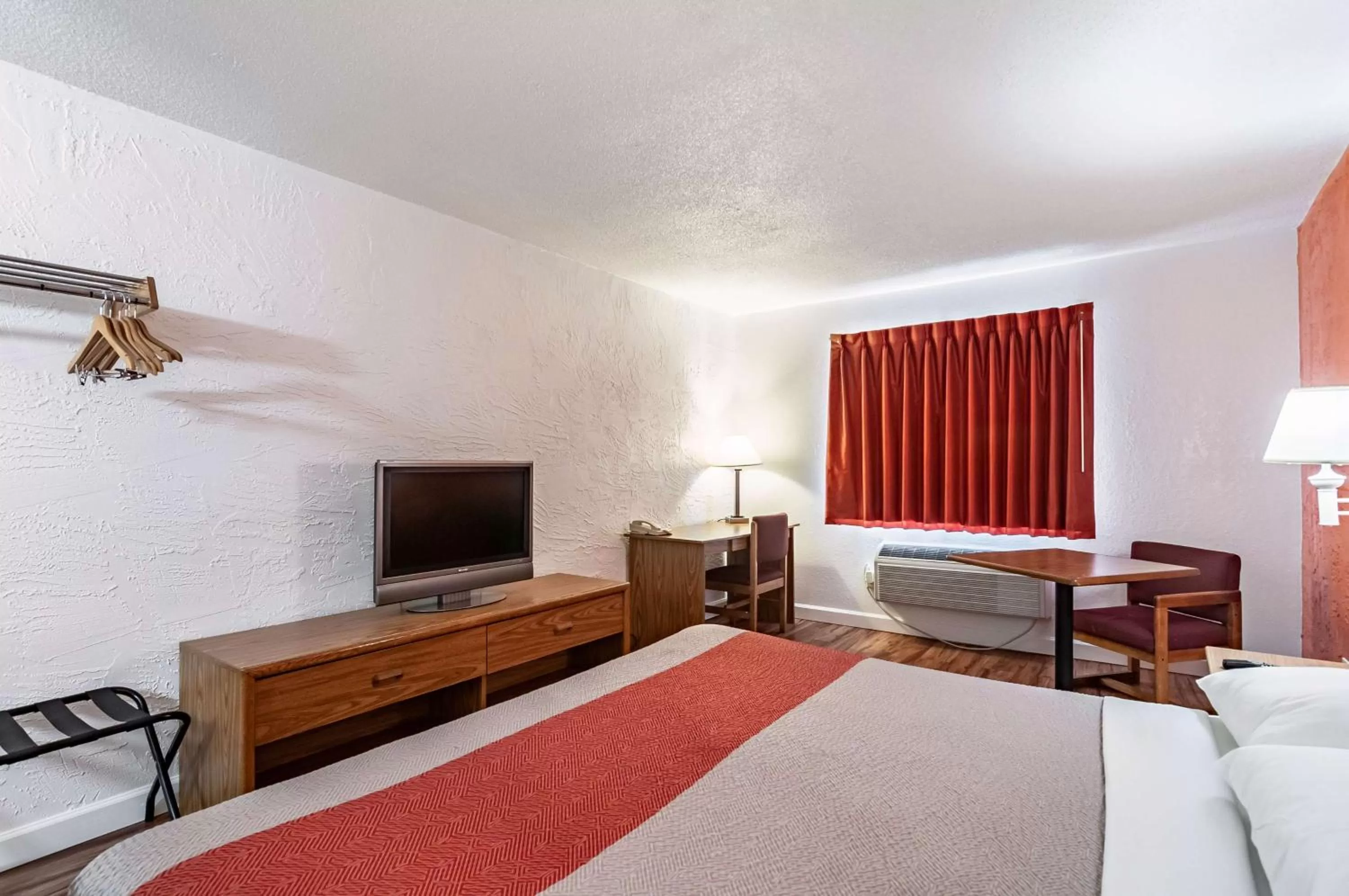 TV and multimedia, Bed in Motel 6-Naperville, IL