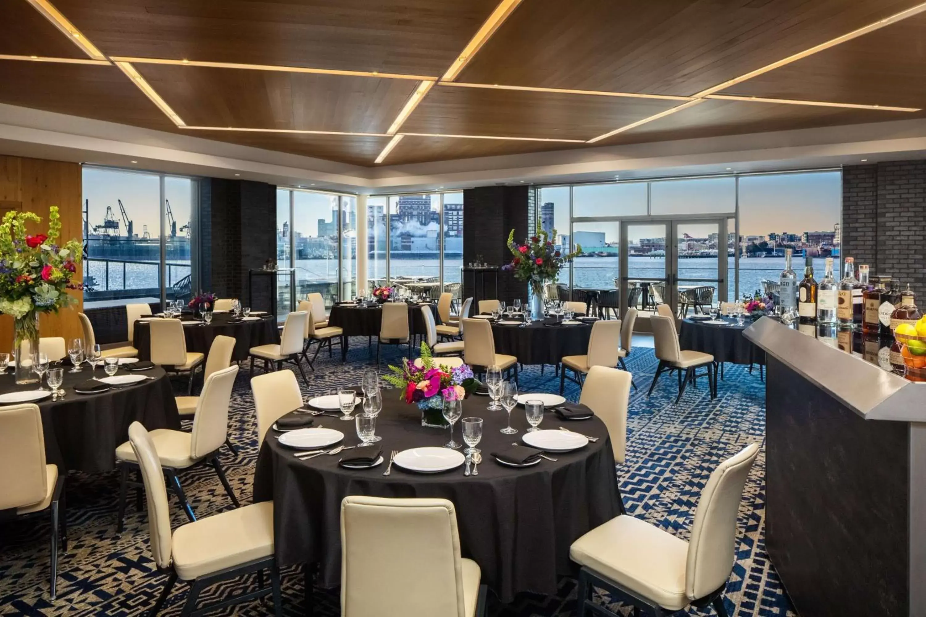 Meeting/conference room, Restaurant/Places to Eat in Canopy By Hilton Baltimore Harbor Point - Newly Built