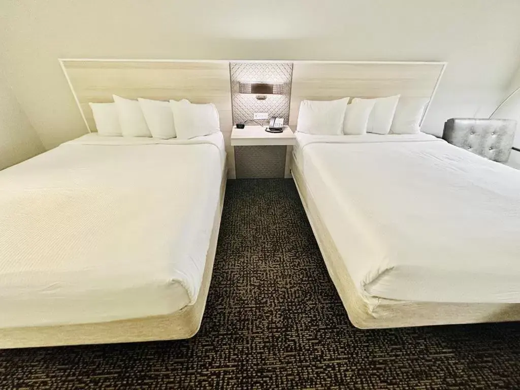 Bed in Wyndham Garden Galena Hotel & Day Spa