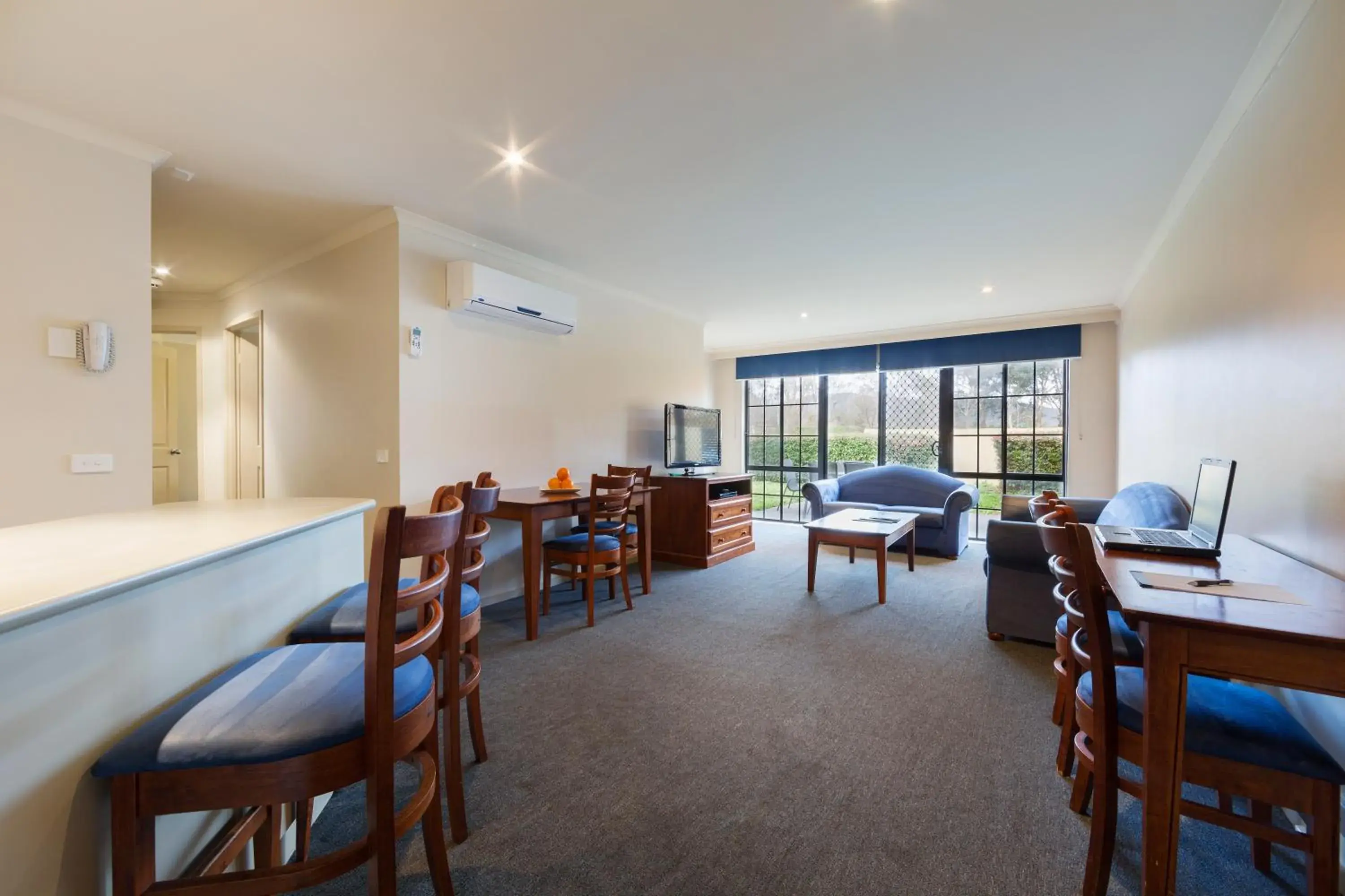 Living room, Restaurant/Places to Eat in Canberra Parklands Central Apartment Hotel