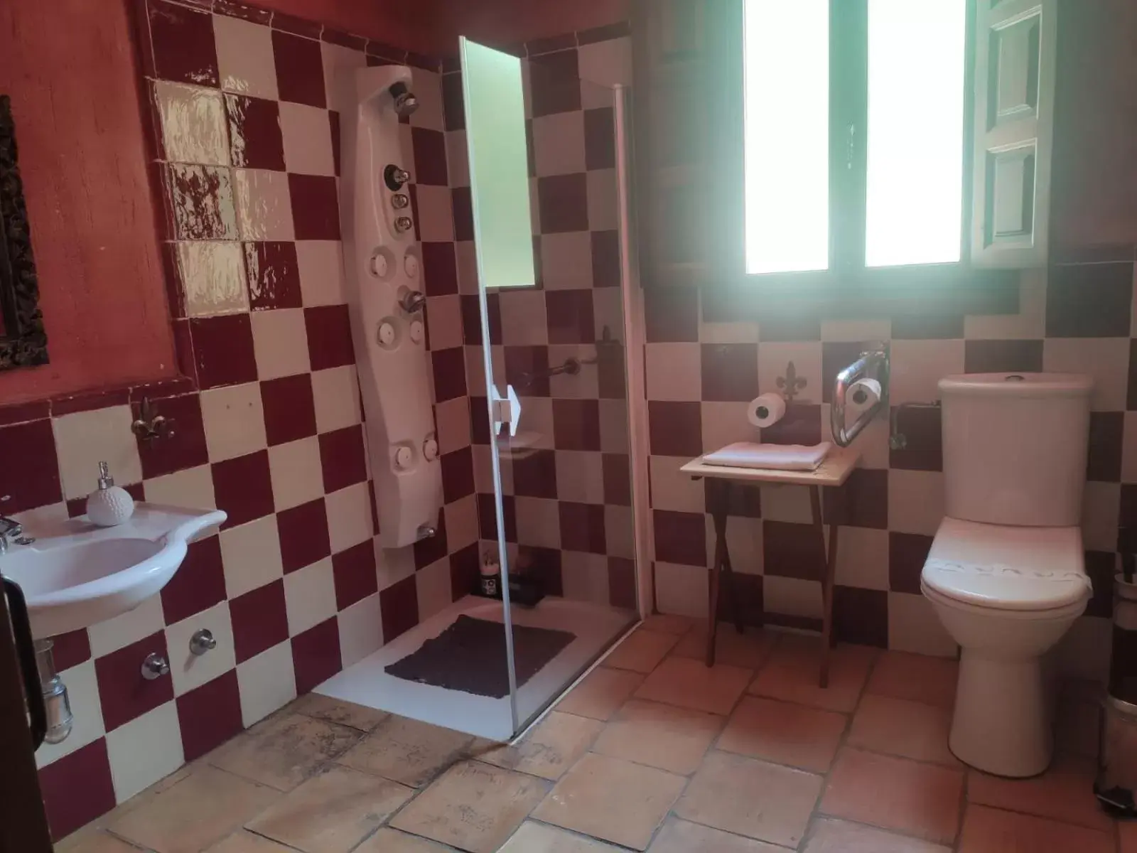 Shower, Bathroom in Posada Restaurante Fuenteplateada