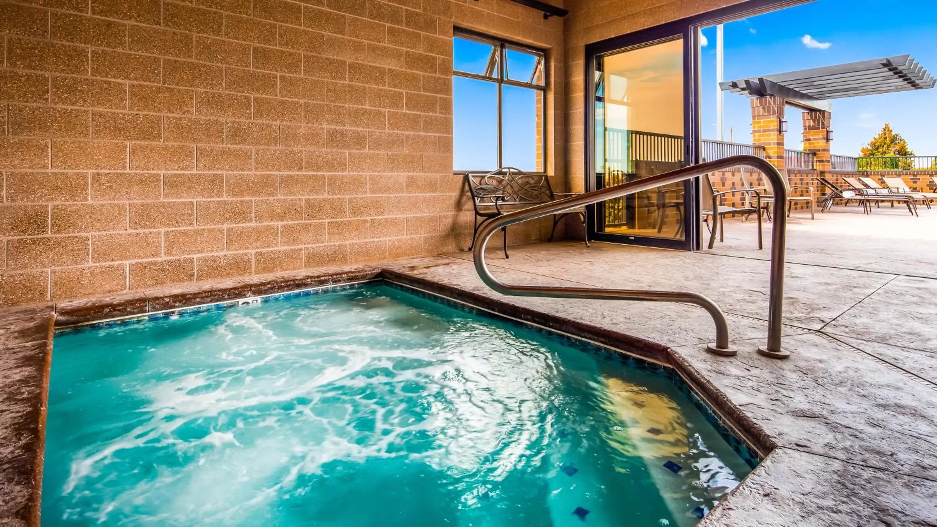 Hot Tub, Swimming Pool in Best Western Pendleton Inn