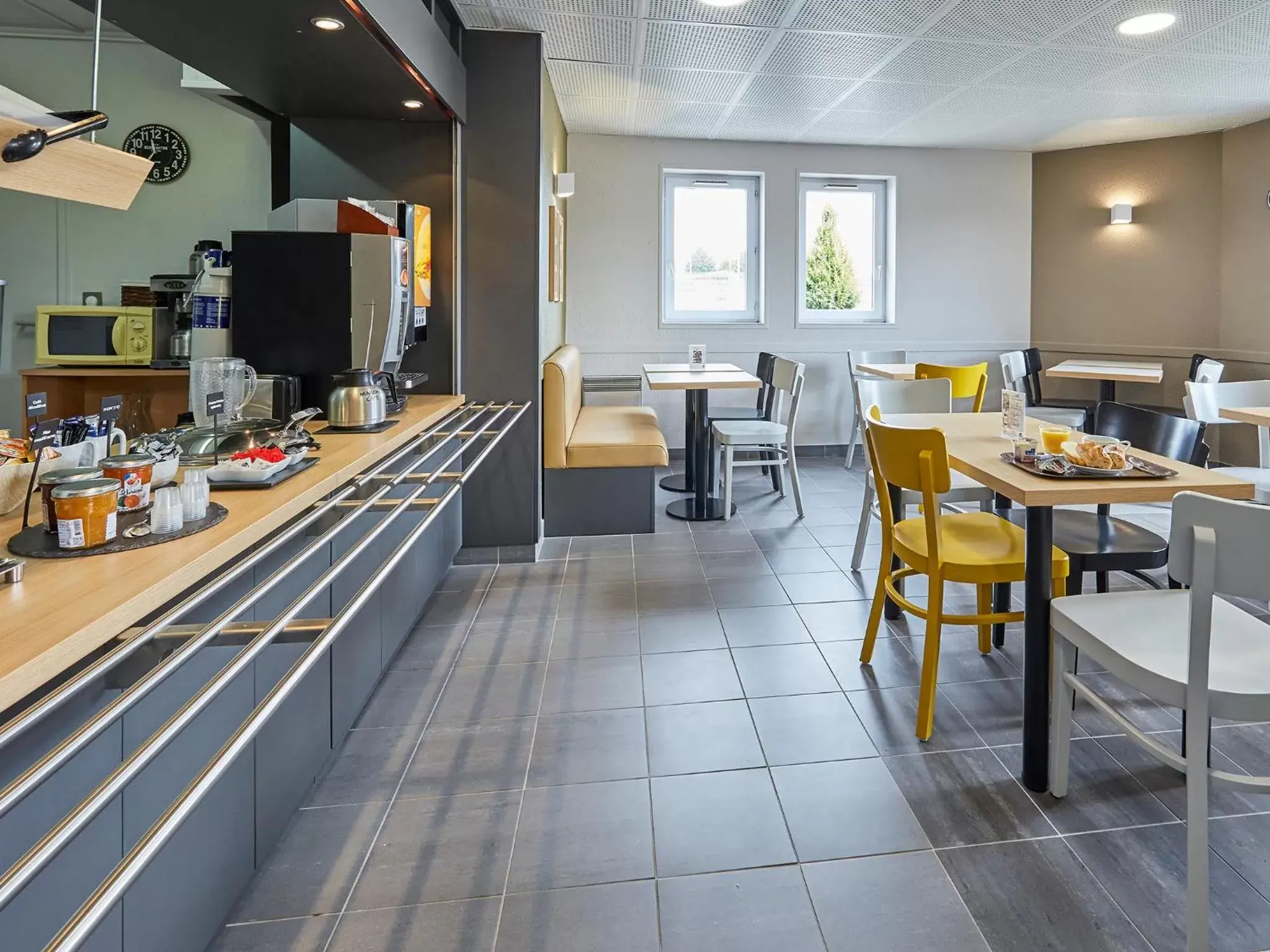 Restaurant/Places to Eat in B&B HOTEL Caen Mémorial