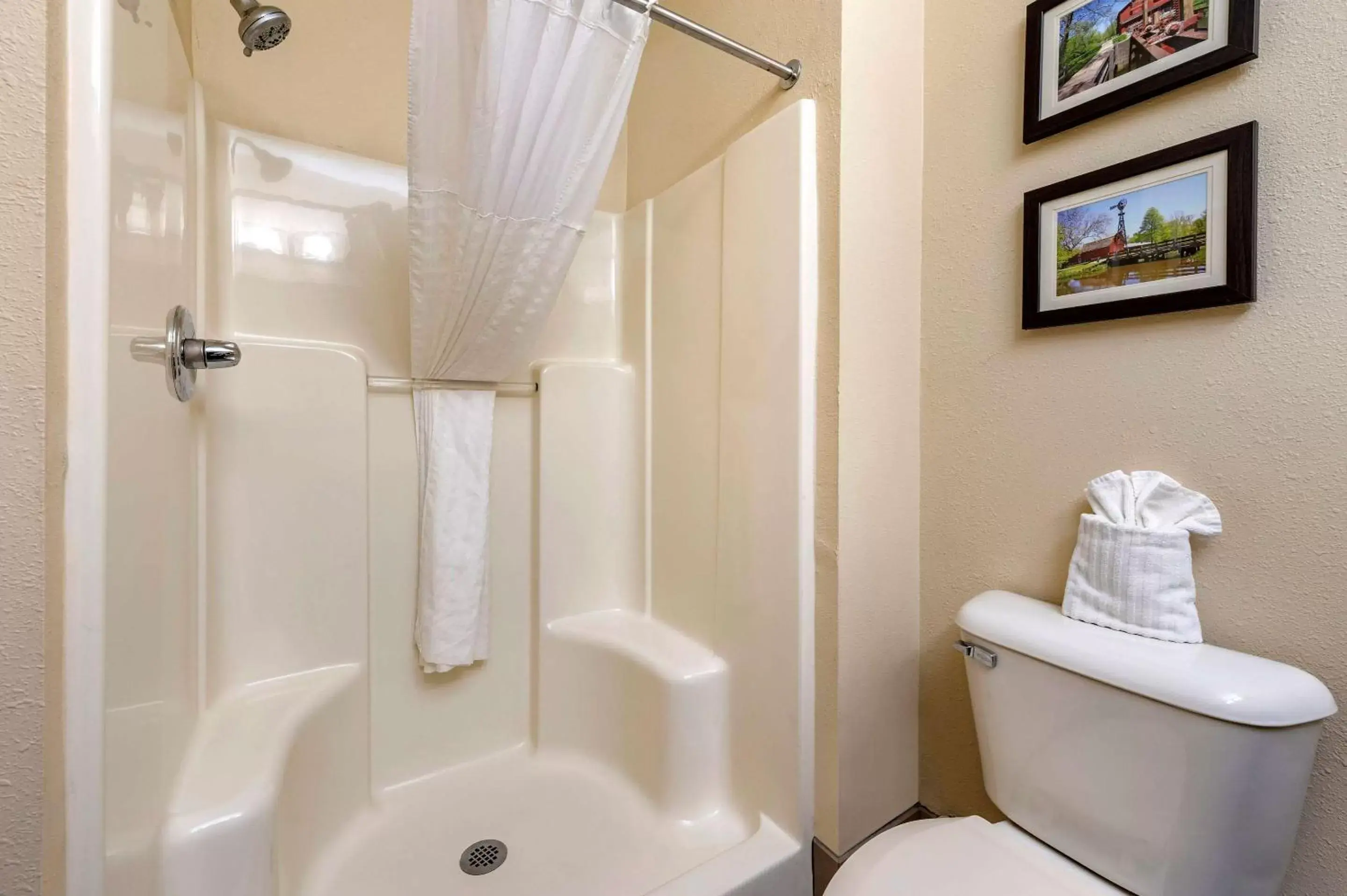 Bathroom in Comfort Suites North Elkhart