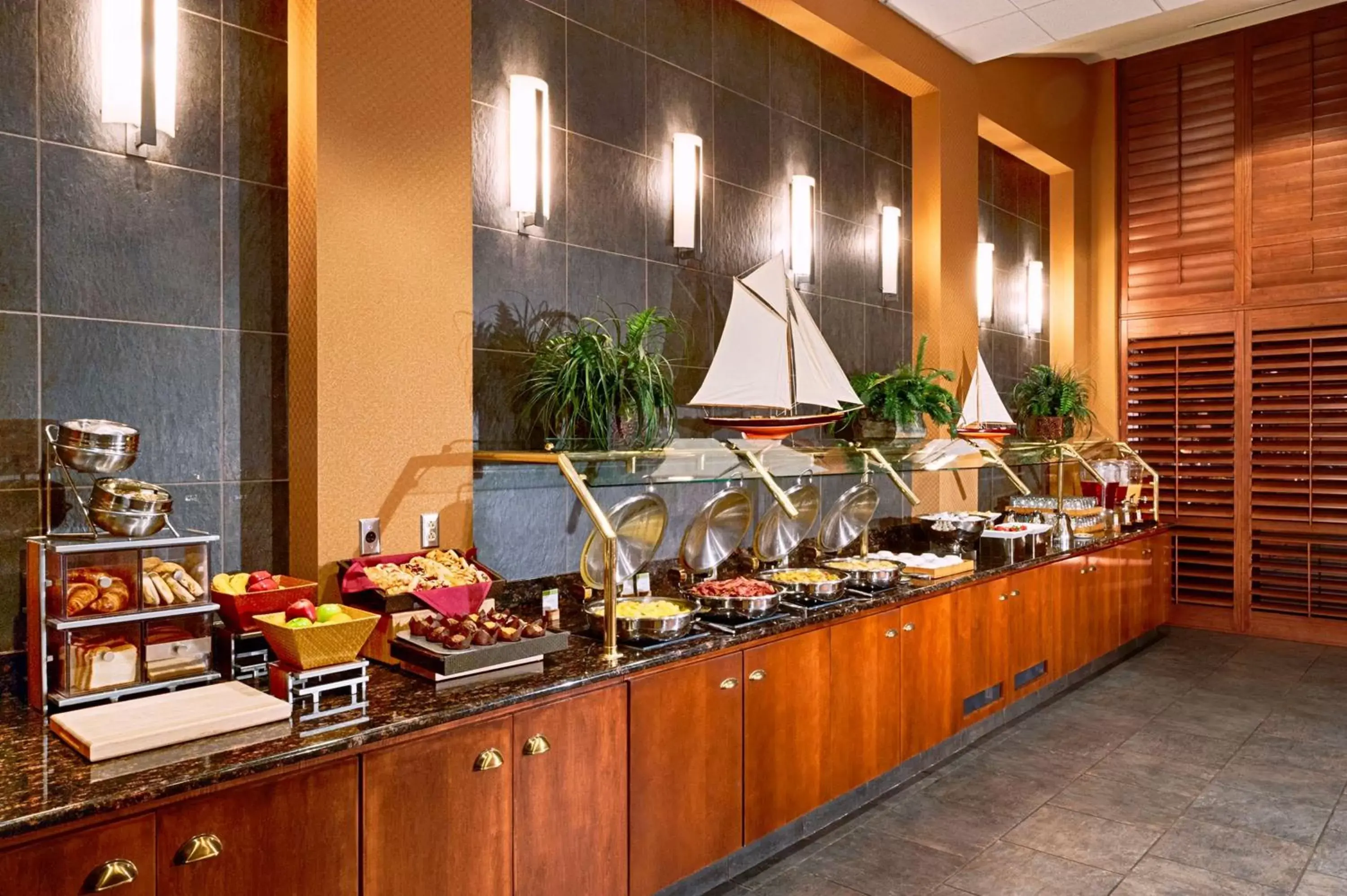 Breakfast, Restaurant/Places to Eat in DoubleTree by Hilton Bay City - Riverfront