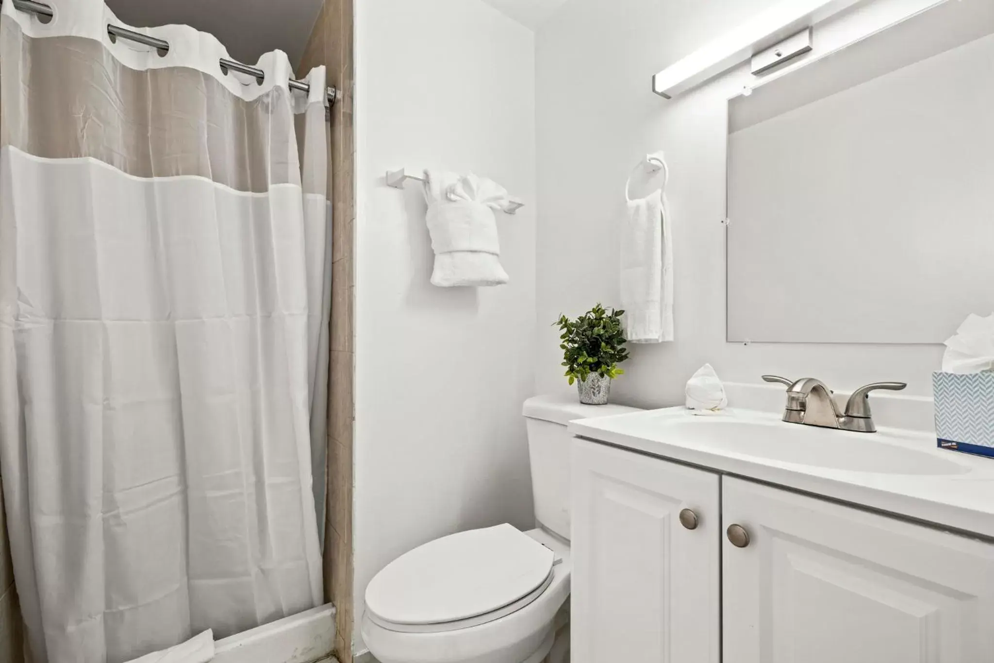 Shower, Bathroom in Sunset Inn-South Miami