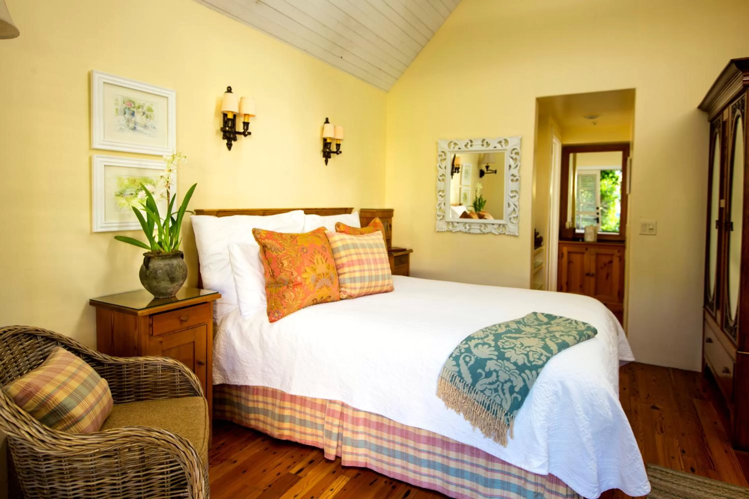 Photo of the whole room in Simpson House Inn