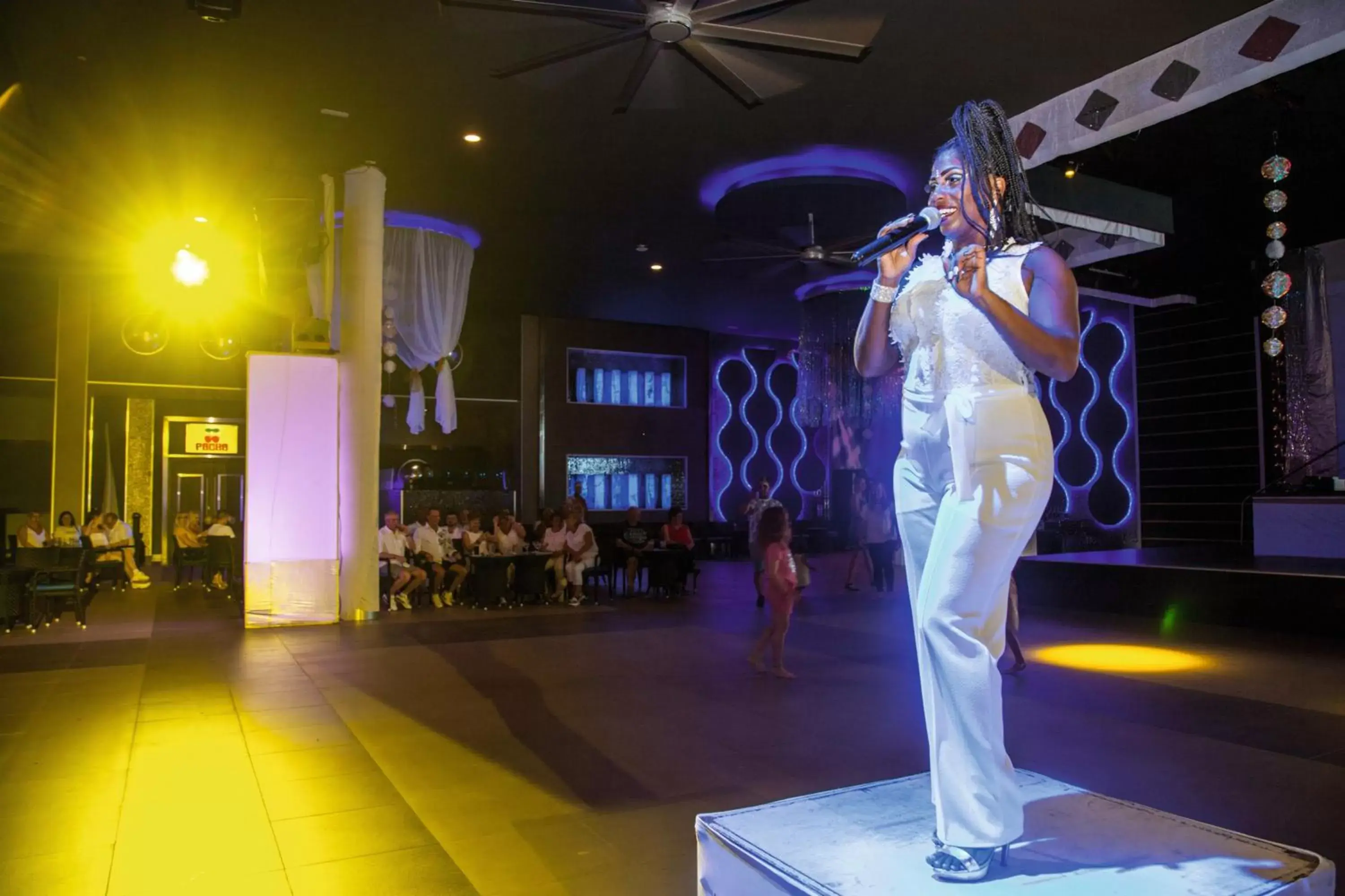 Evening entertainment in Riu Palace Mexico - All Inclusive