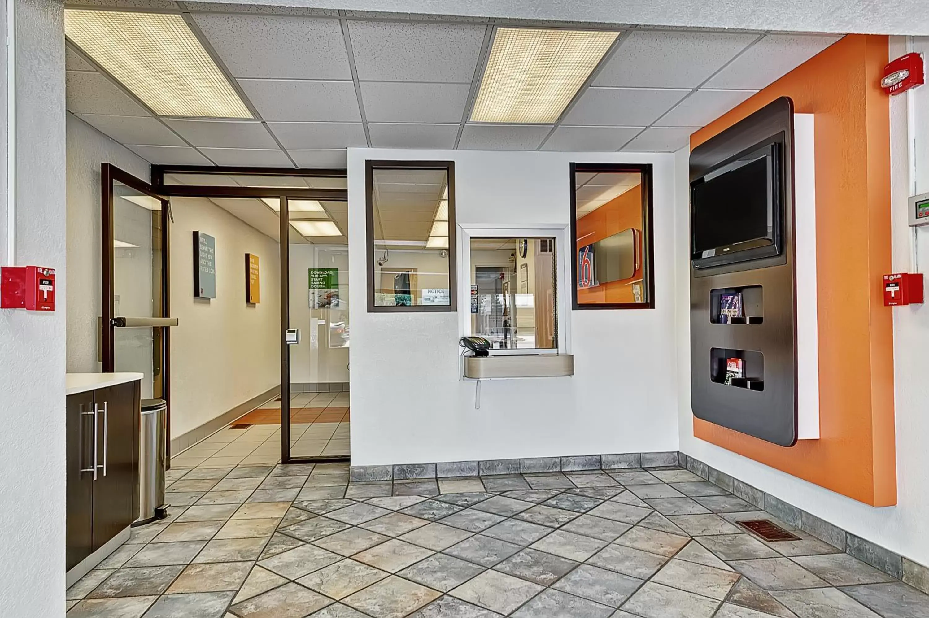 Lobby or reception in Motel 6-Villa Park, IL - Chicago West