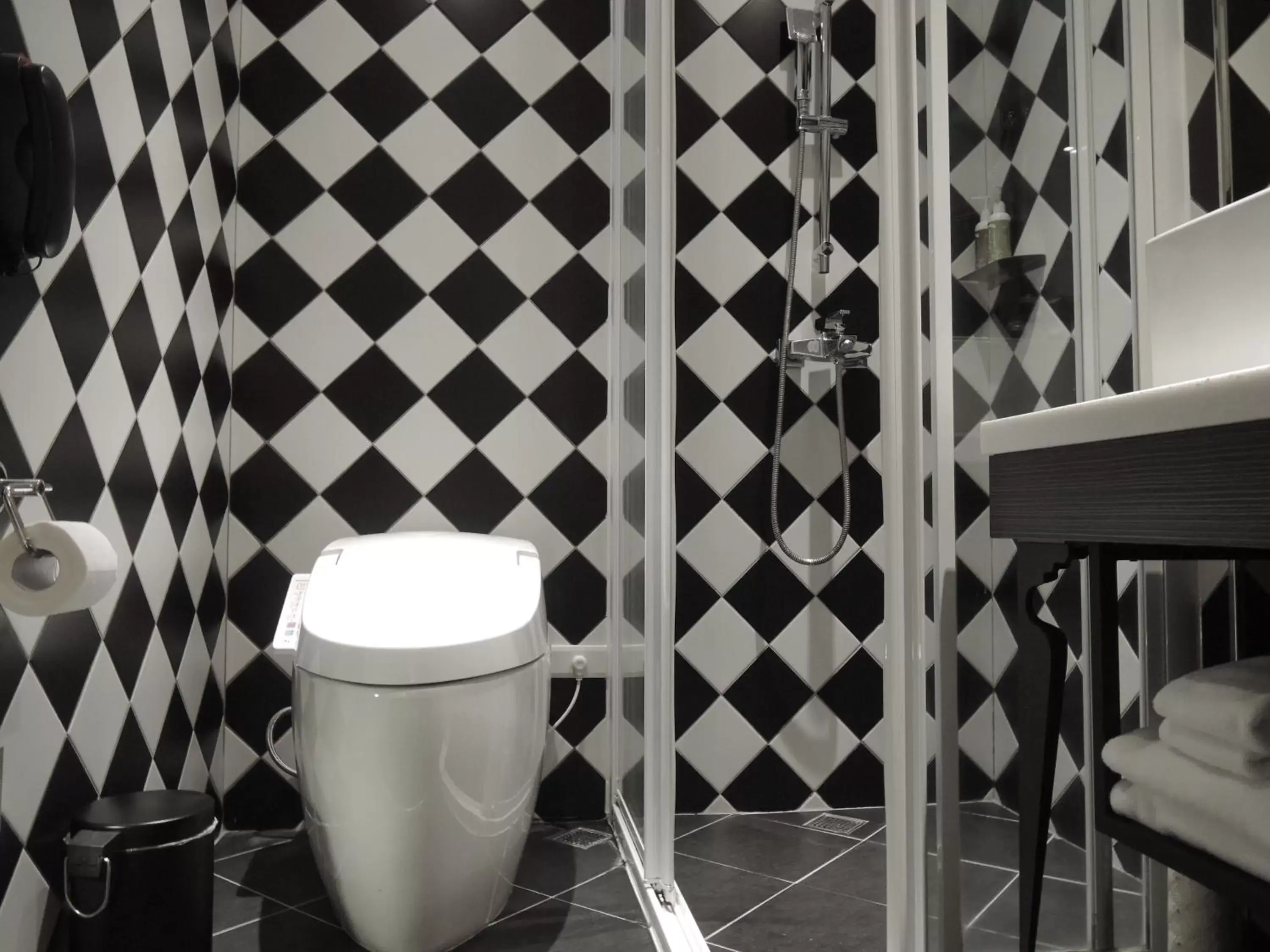 Toilet in CHECK inn Taipei Main Station Toilet in CHECK inn Taipei Main Station