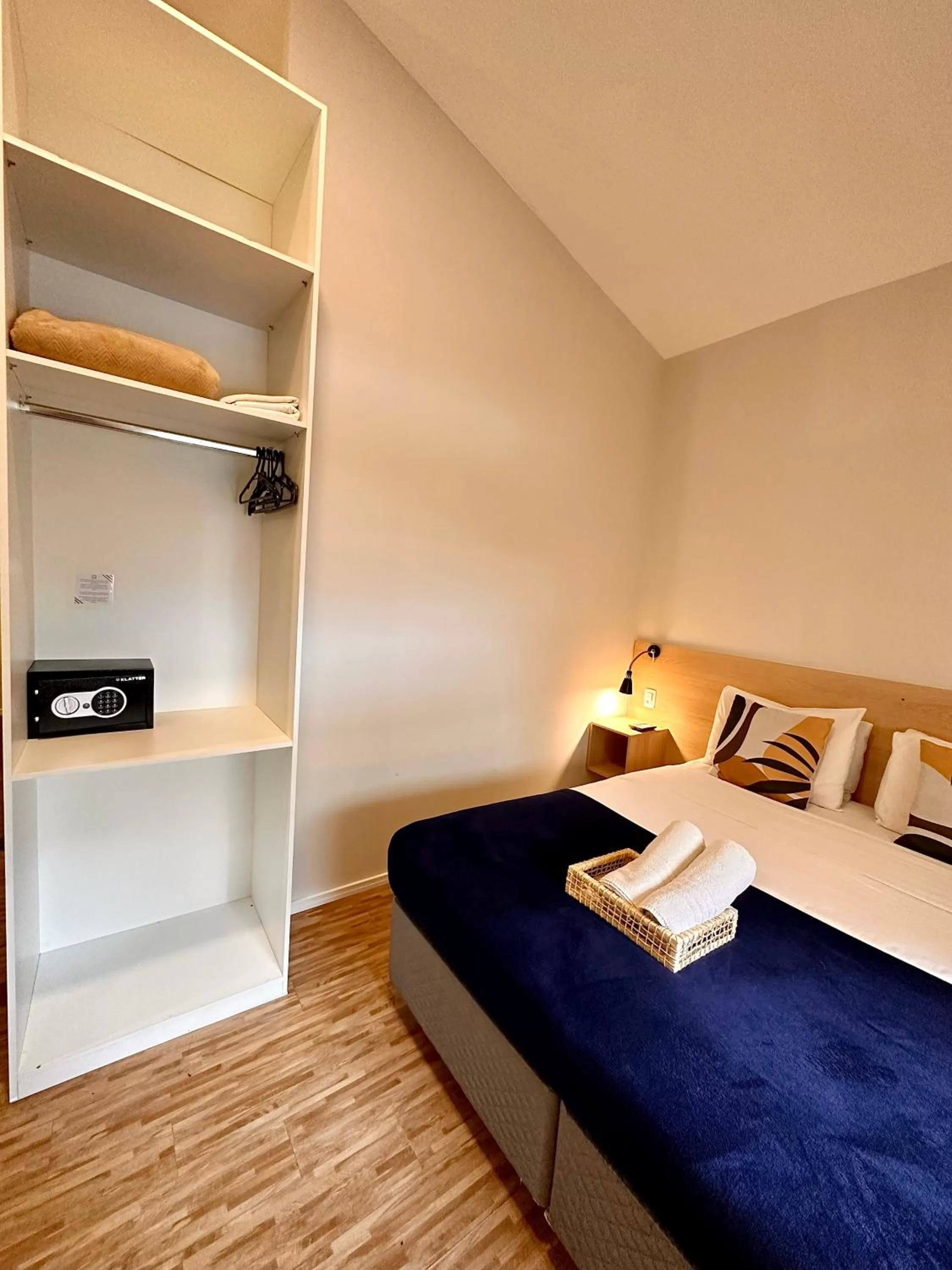 Photo of the whole room, Bed in Injoy Suítes & Aparts