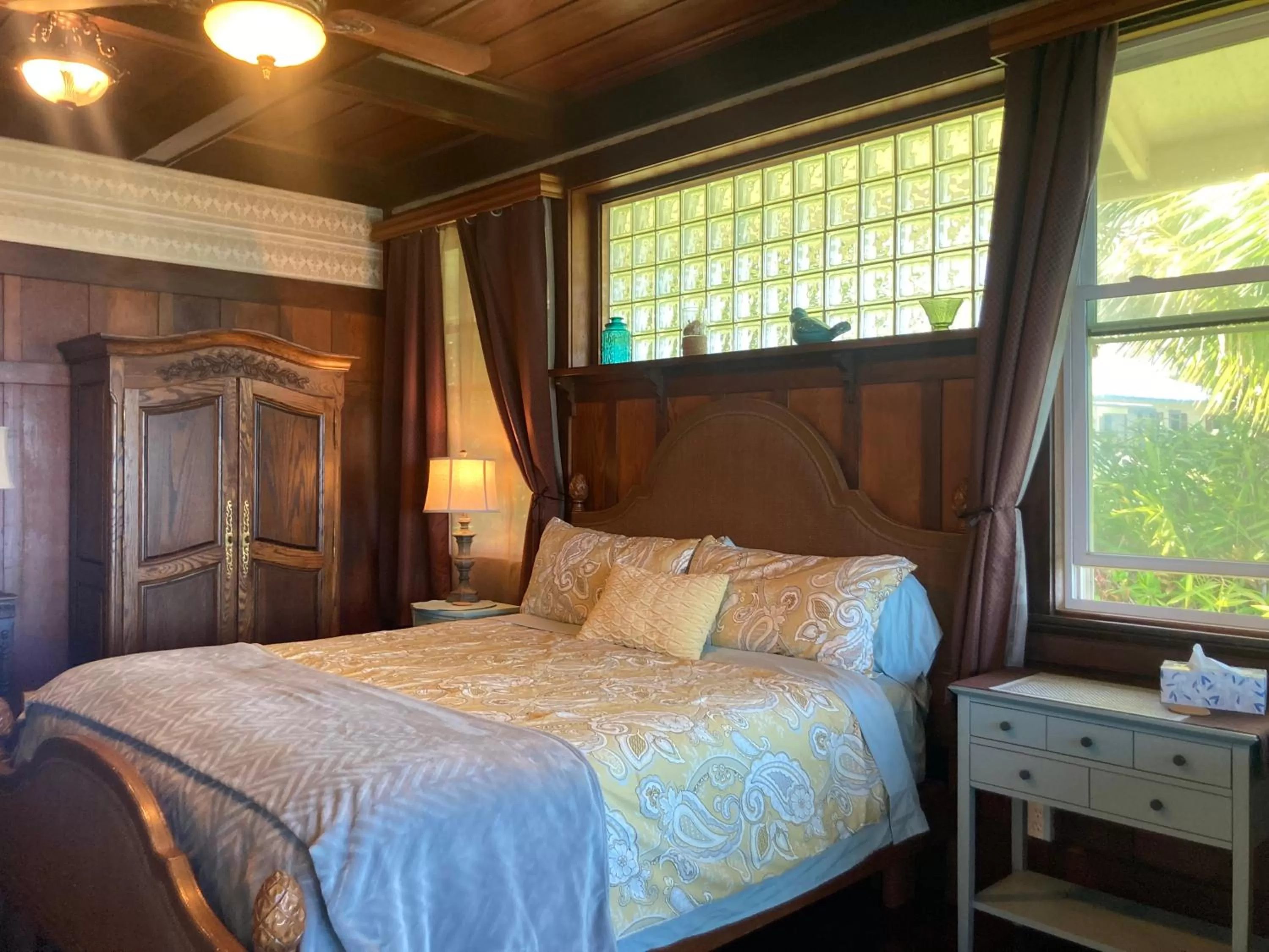 Bed in Hilo Bay Oceanfront Bed and Breakfast