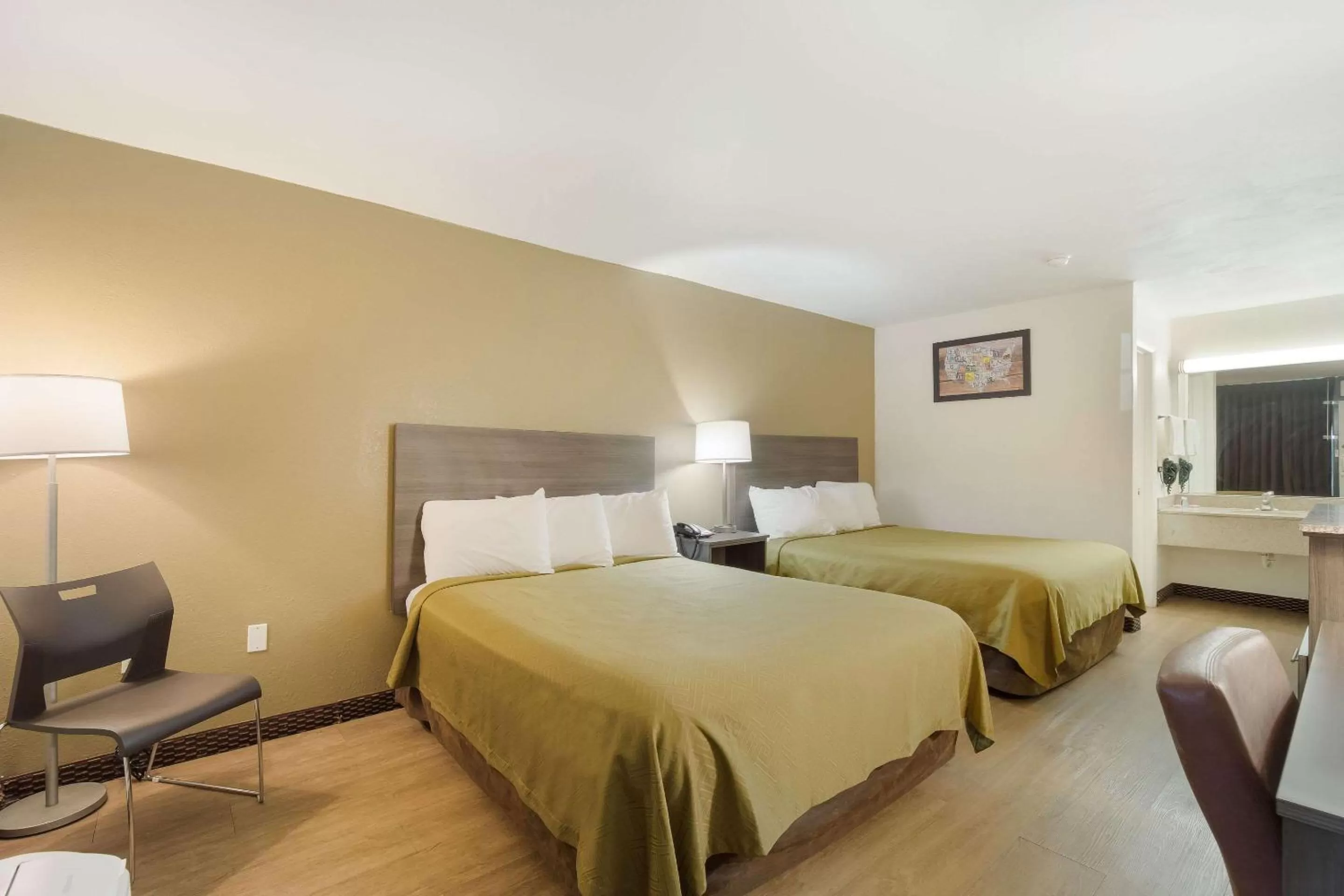 Photo of the whole room, Bed in Econo Lodge