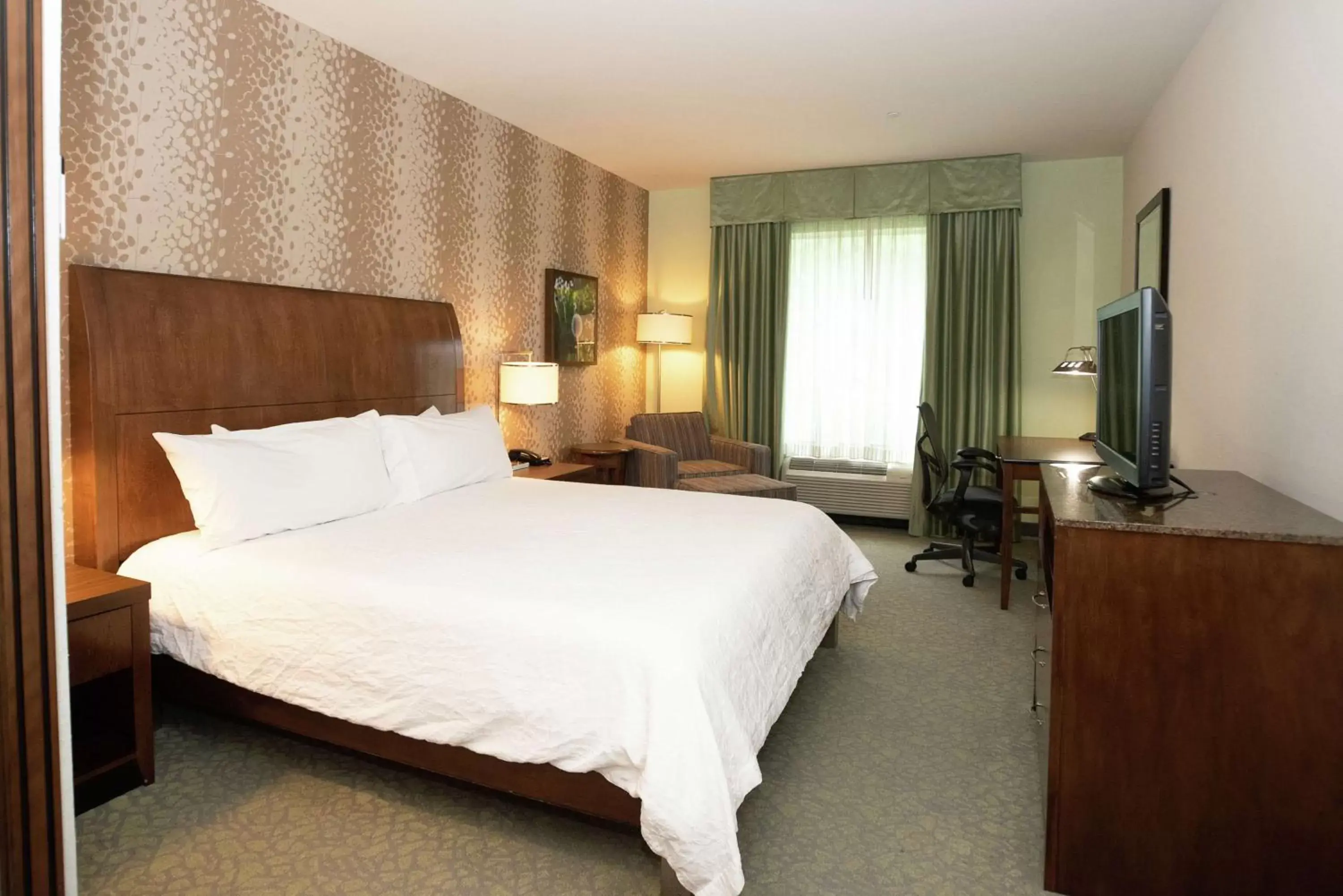 Bedroom, Bed in Hilton Garden Inn Covington/Mandeville