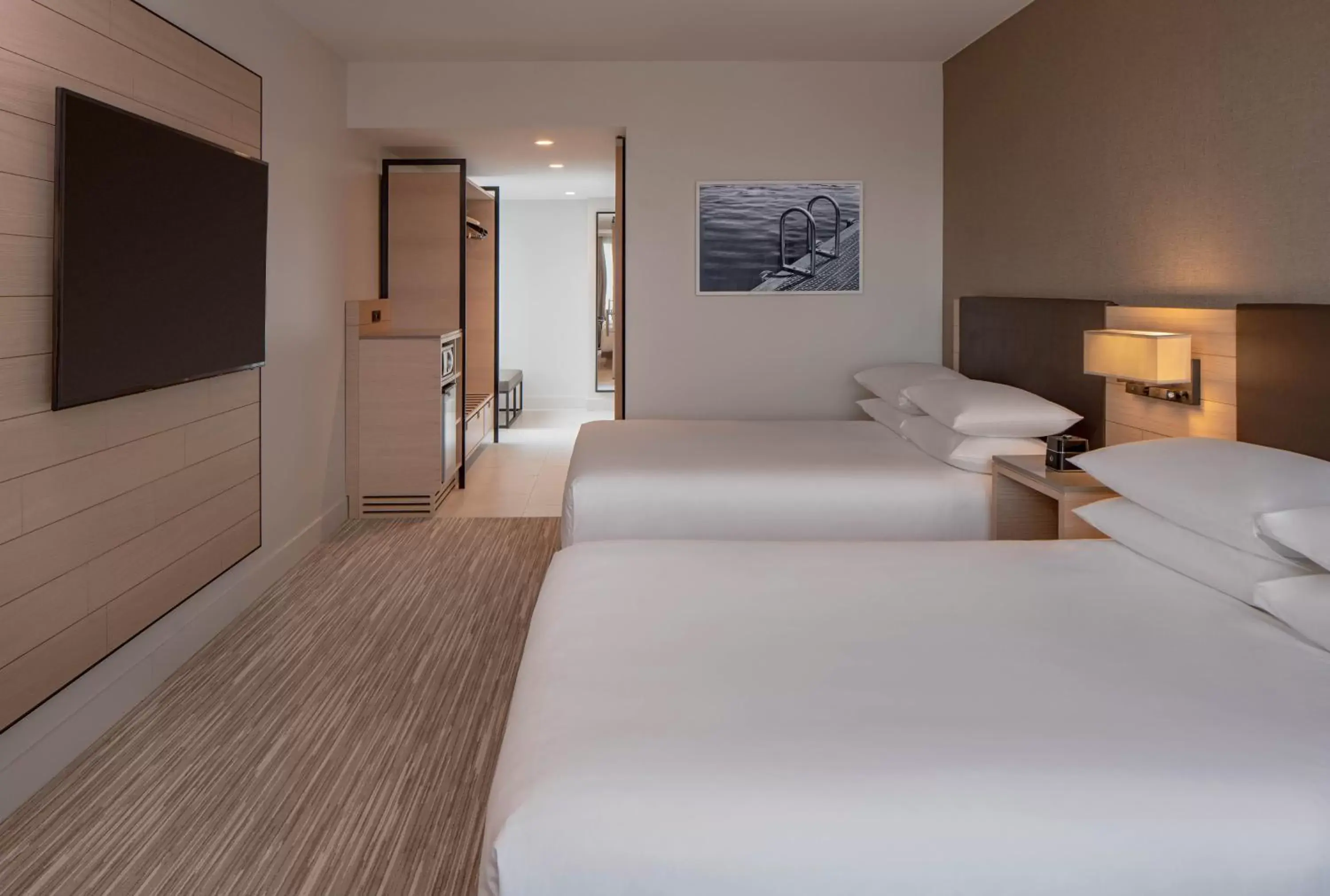 Corner Queen Room with Two Queen Beds and View in Hyatt Regency Seattle Corner Queen Room with Two Queen Beds and View in Hyatt Regency Seattle