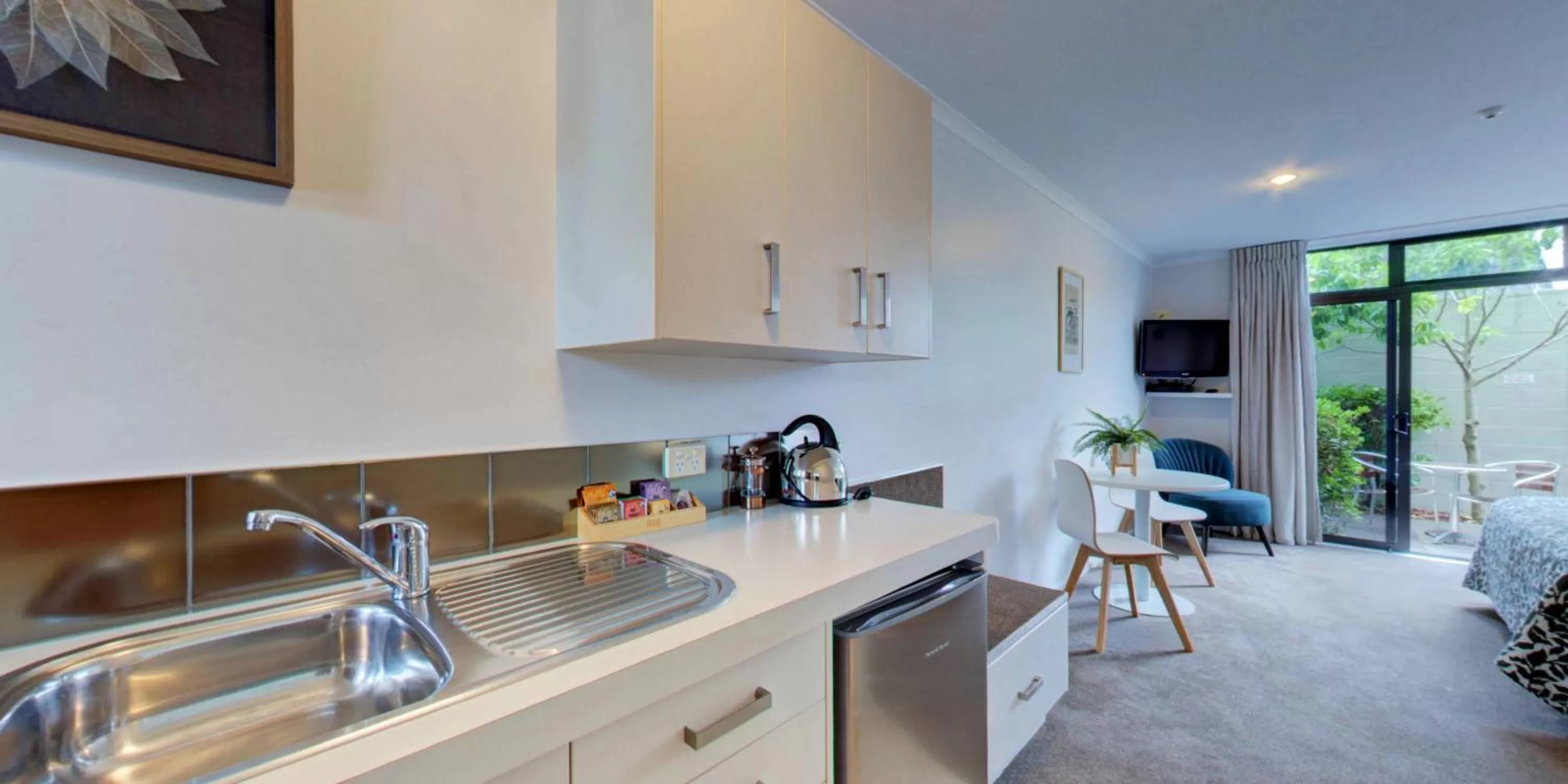 Kitchen or kitchenette in Alpine Lake Motel