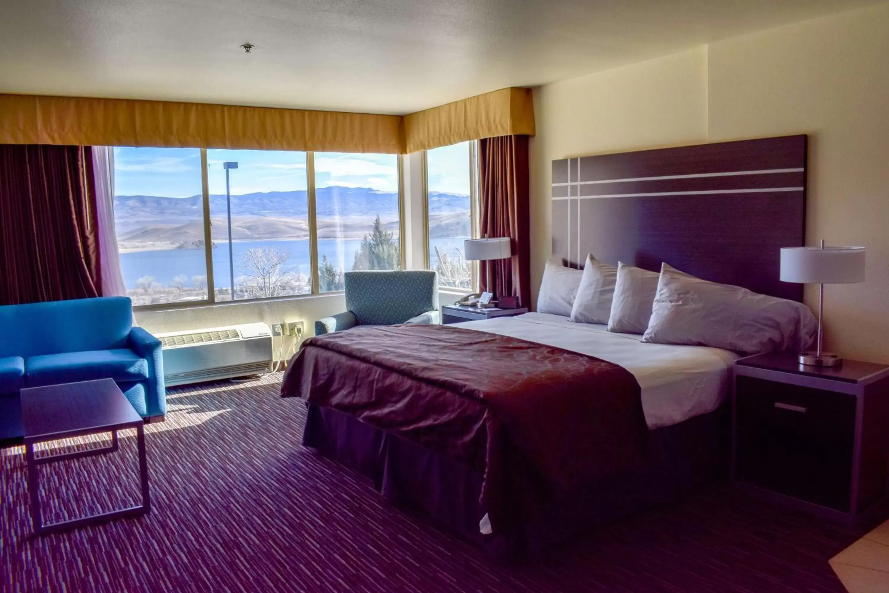 Photo of the whole room, Bed in Best Western Topaz Lake Inn