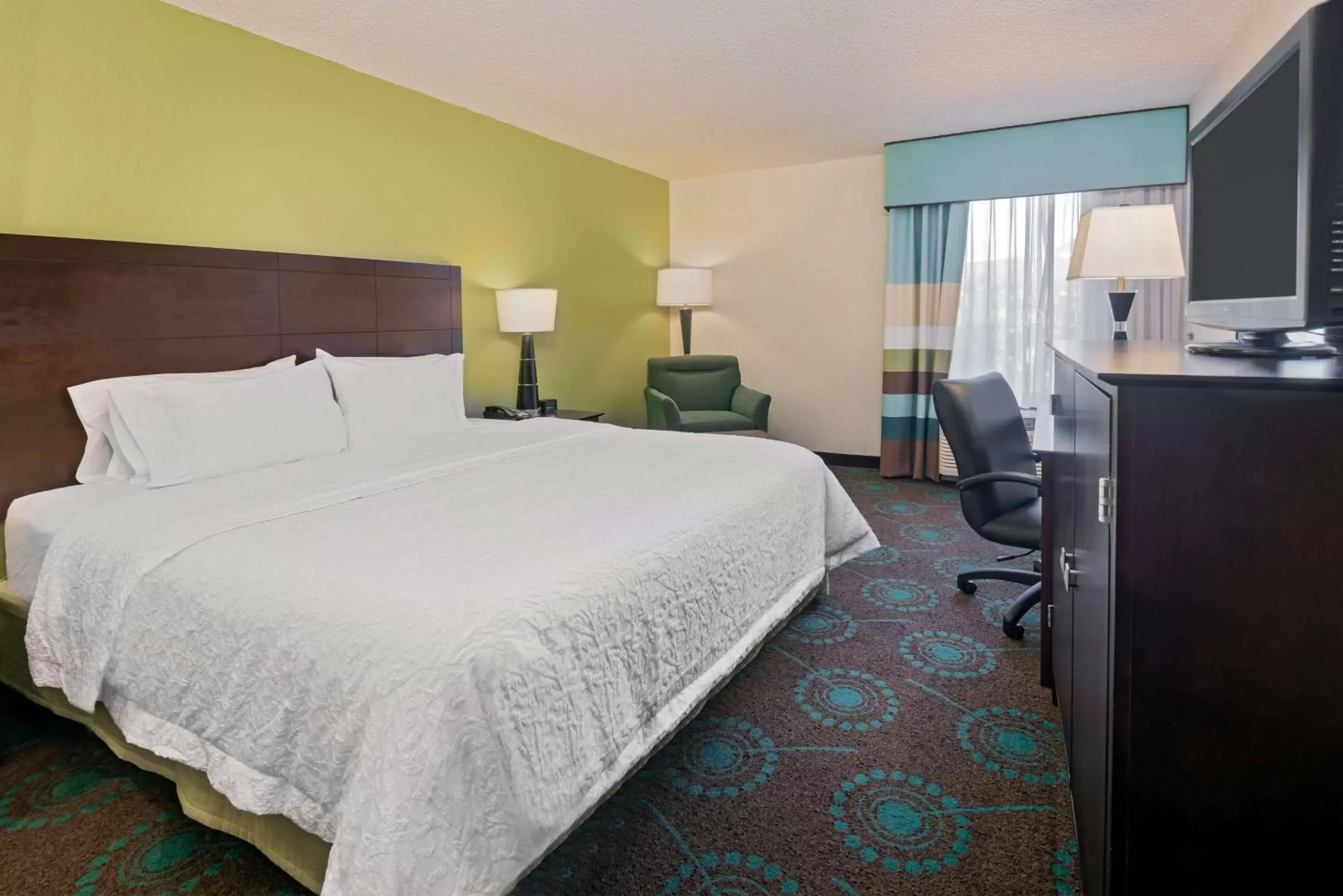 Bedroom, Bed in Hampton Inn Orlando-International Airport